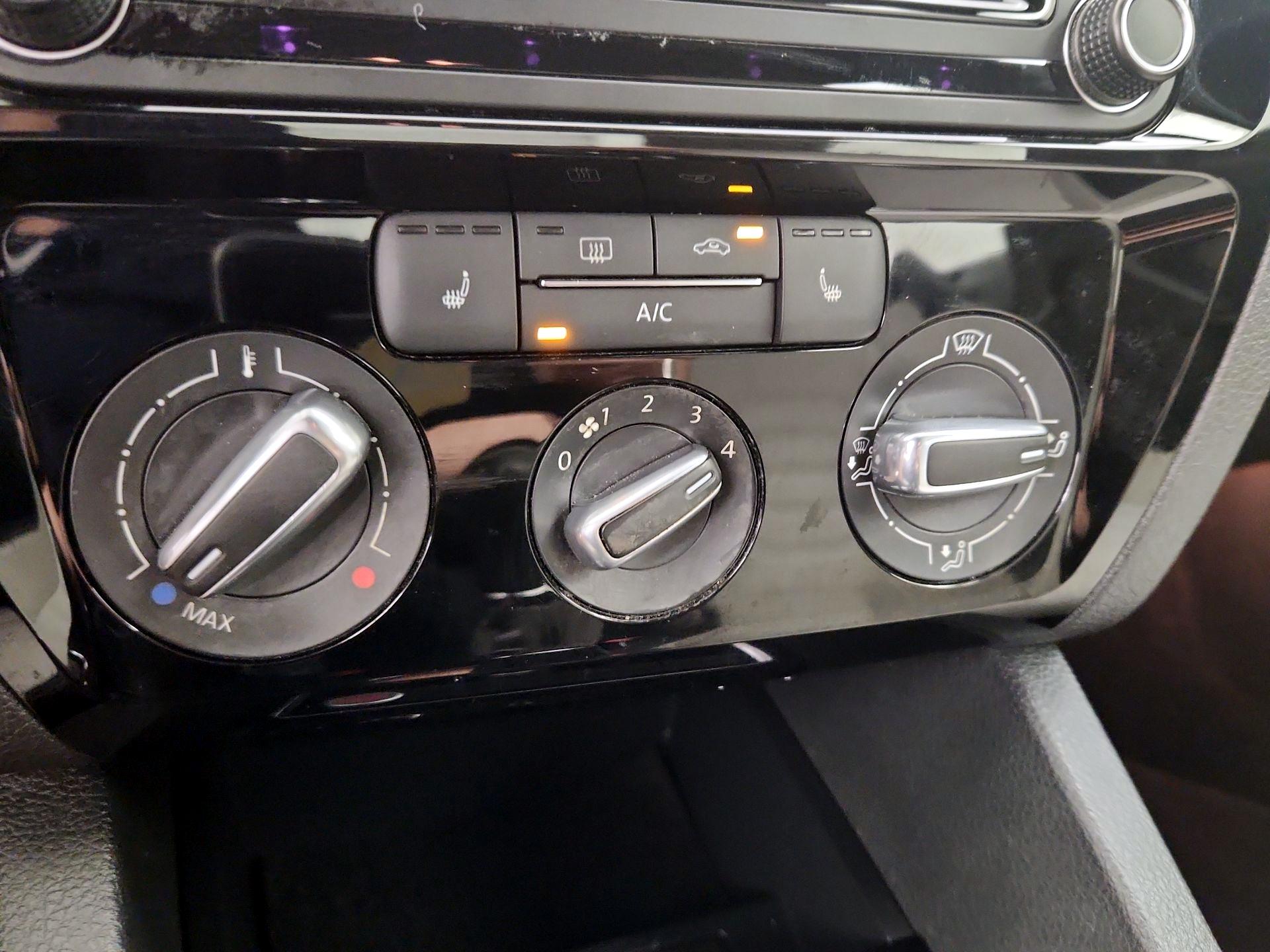 Thumbnail: 2016 Volkswagen Jetta - 17