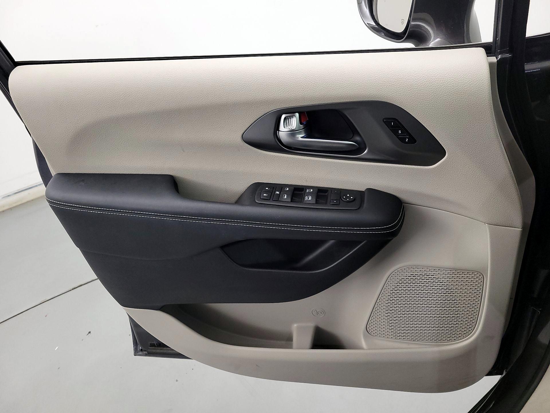 Thumbnail: 2022 Chrysler Pacifica - 12