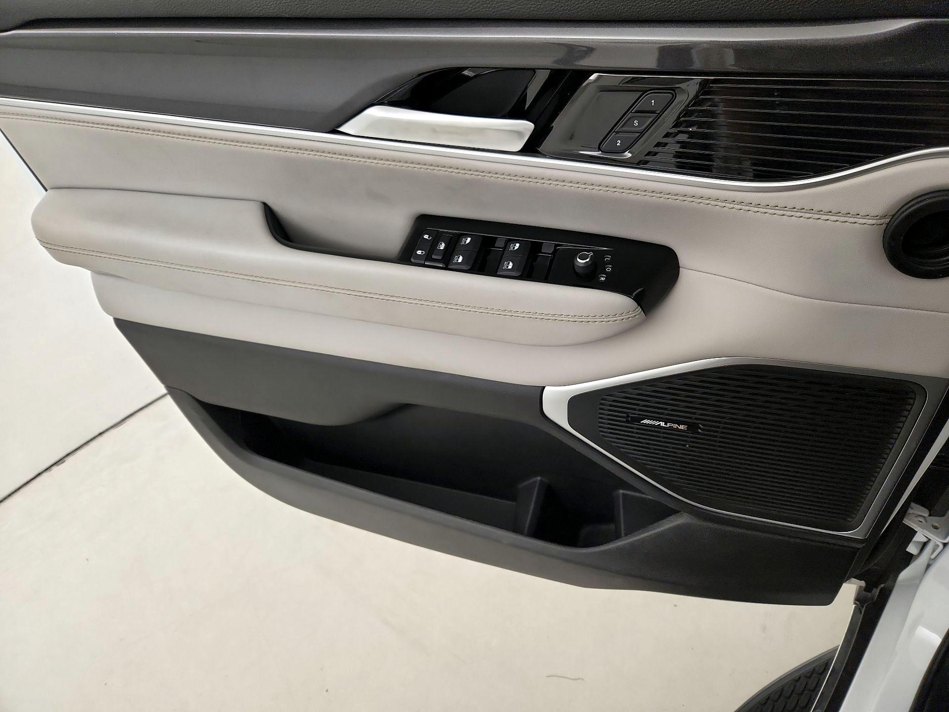 Thumbnail: 2022 Jeep Wagoneer - 12