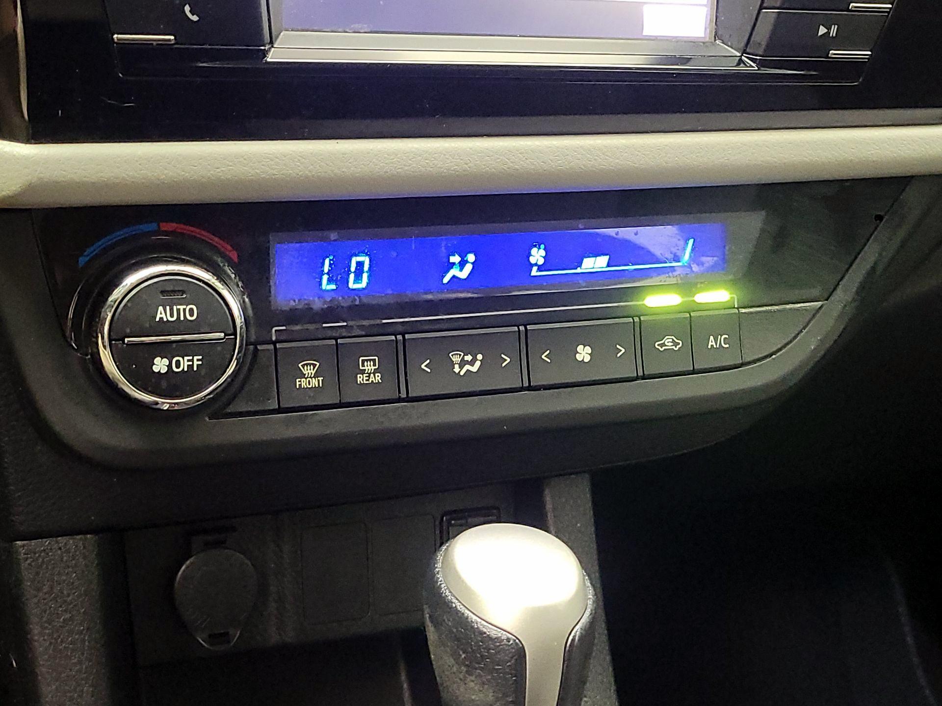 Thumbnail: 2015 Toyota Corolla - 16