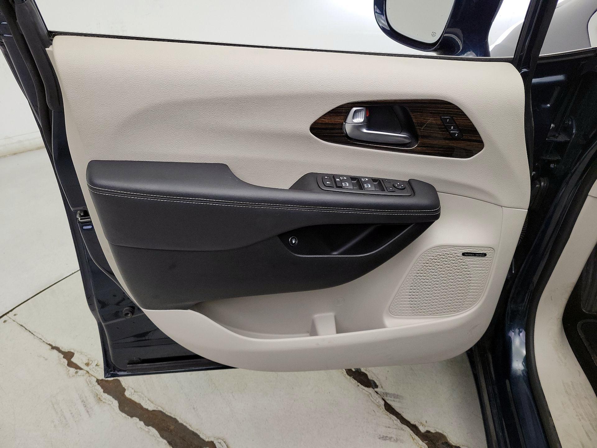 Thumbnail: 2022 Chrysler Pacifica - 12