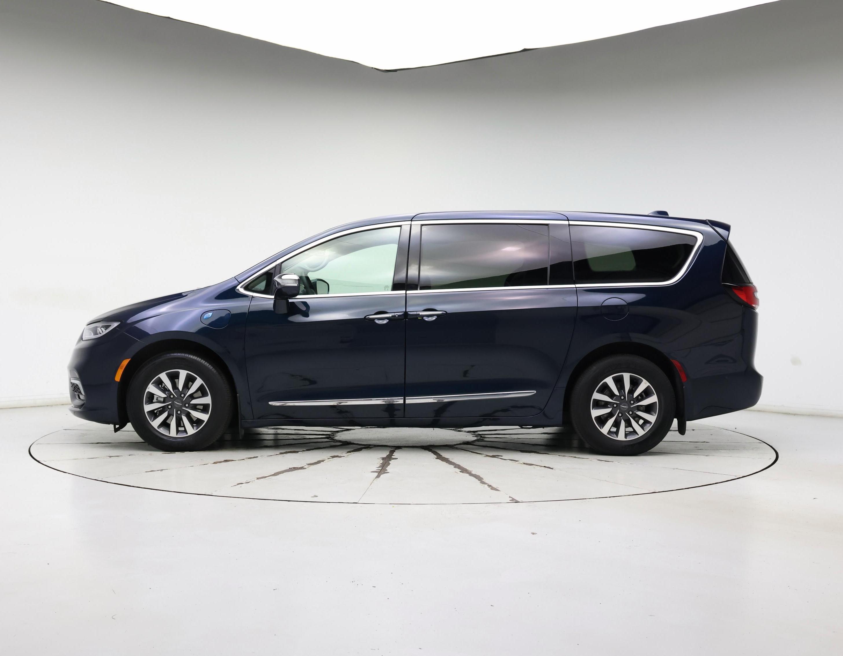 Thumbnail: 2022 Chrysler Pacifica - 3