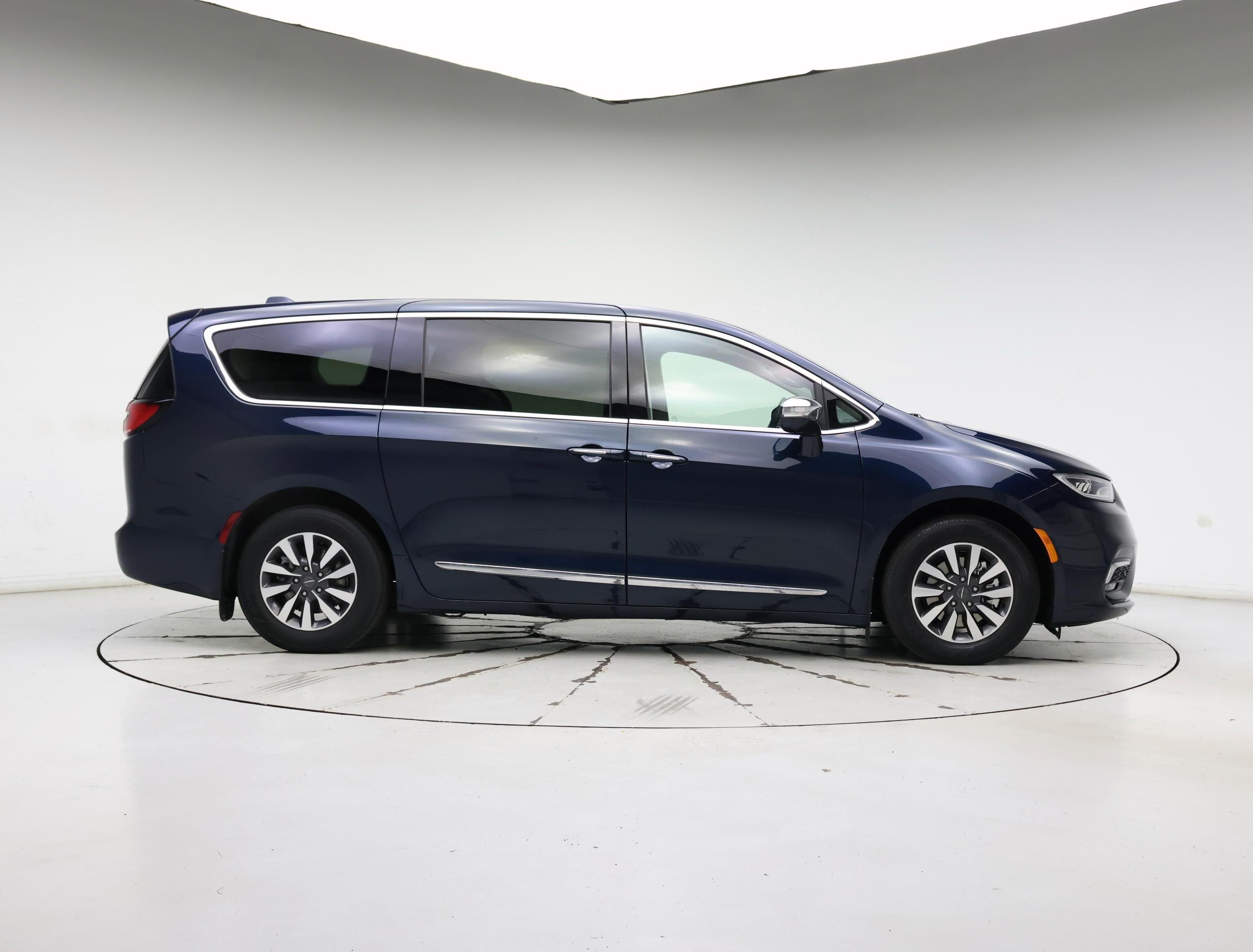 Thumbnail: 2022 Chrysler Pacifica - 7
