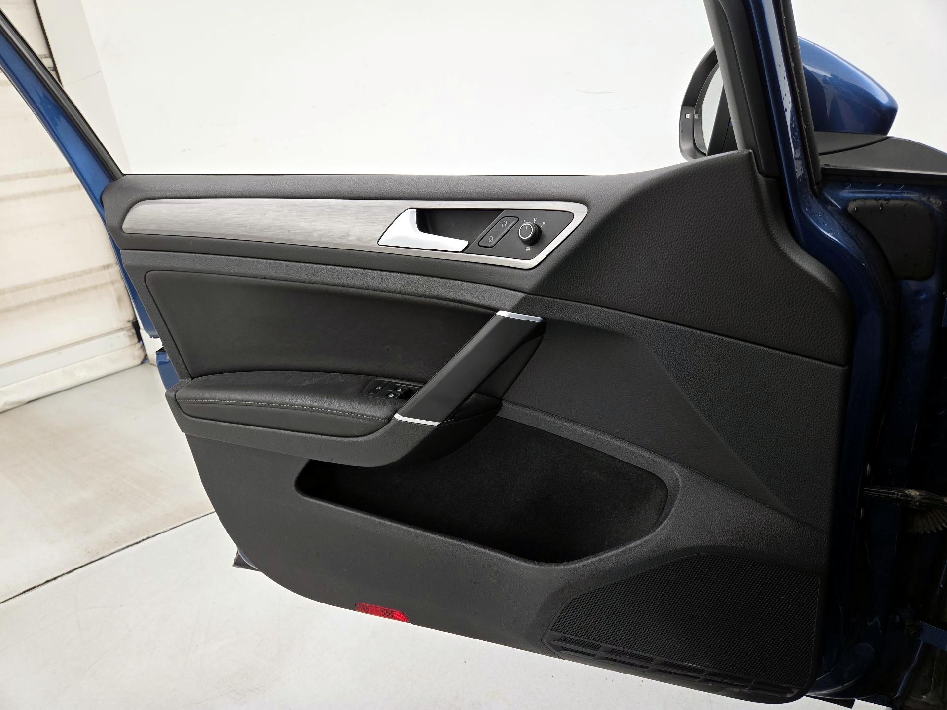 Thumbnail: 2017 Volkswagen Golf - 12