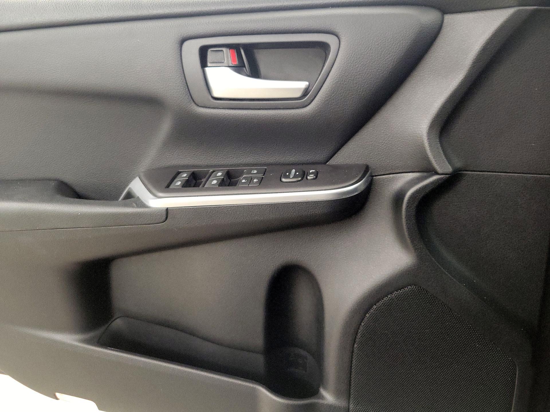 Thumbnail: 2016 Toyota Camry - 12