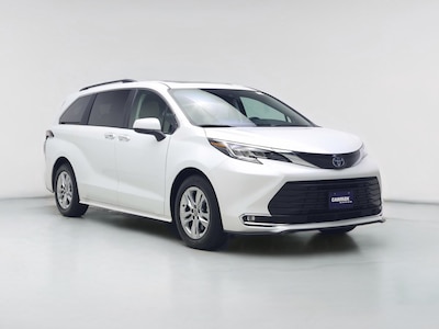 White 2023 Toyota Sienna Hybrid XLE