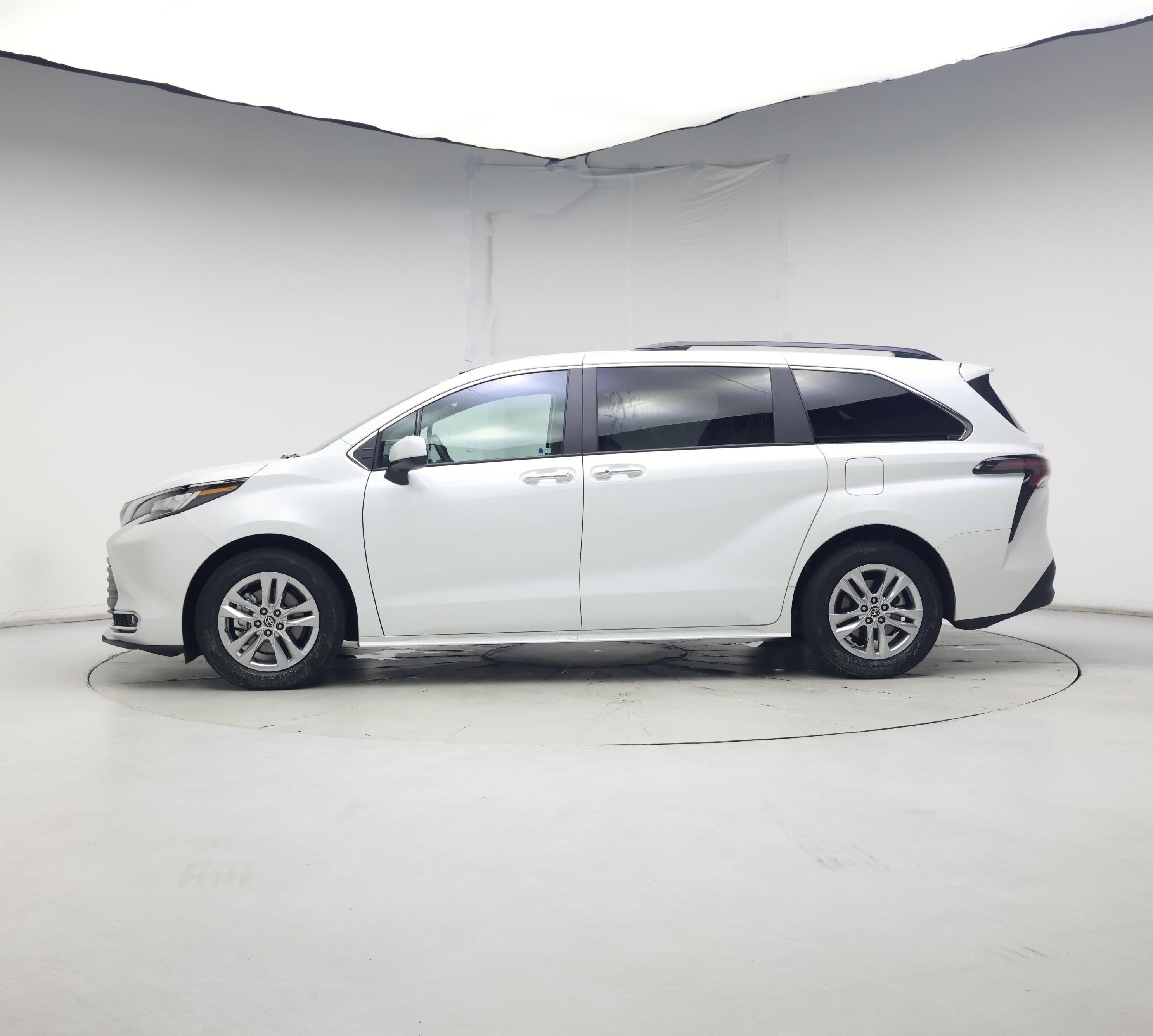 Thumbnail: 2023 Toyota Sienna - 3