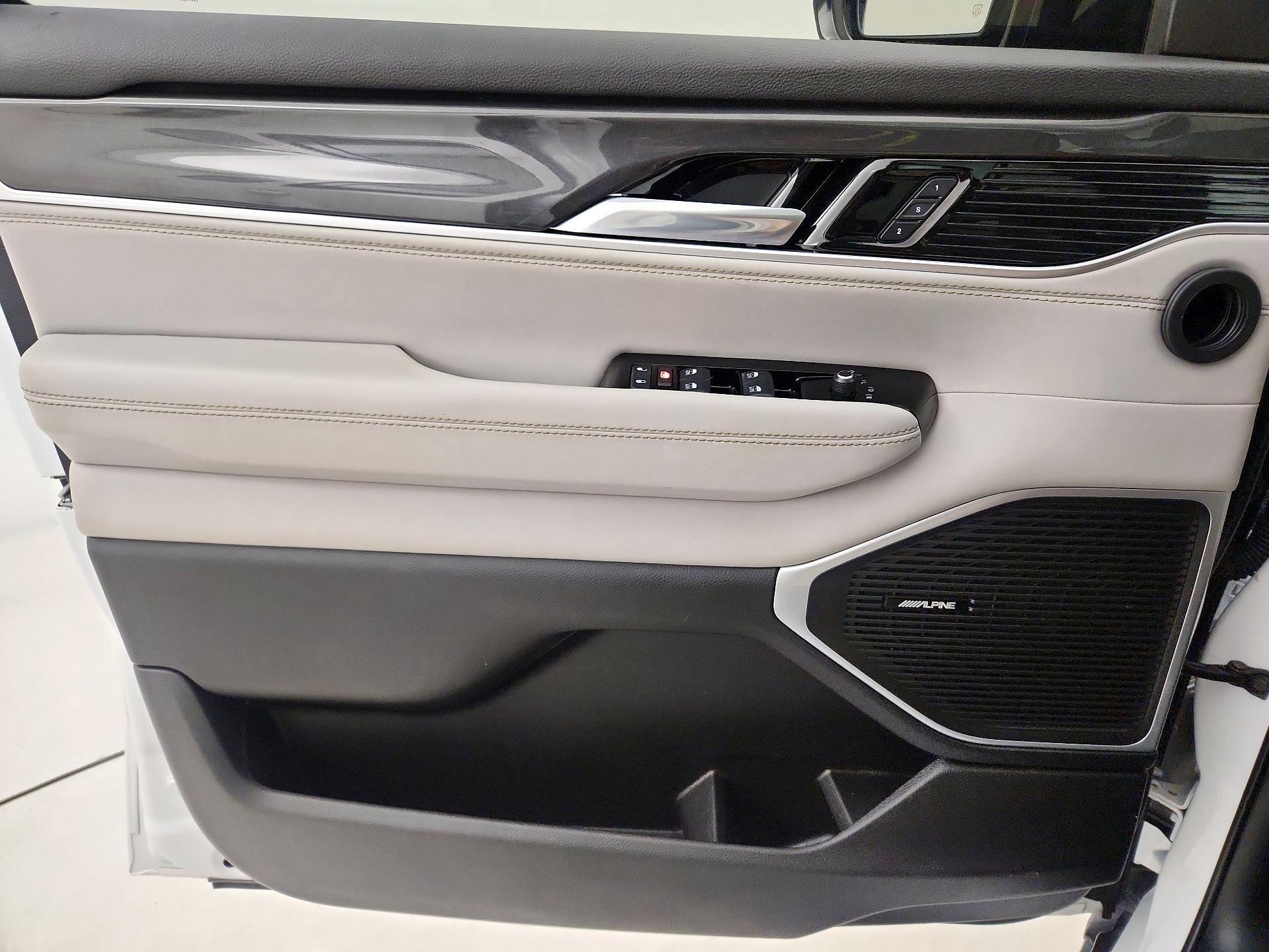 Thumbnail: 2022 Jeep Wagoneer - 12