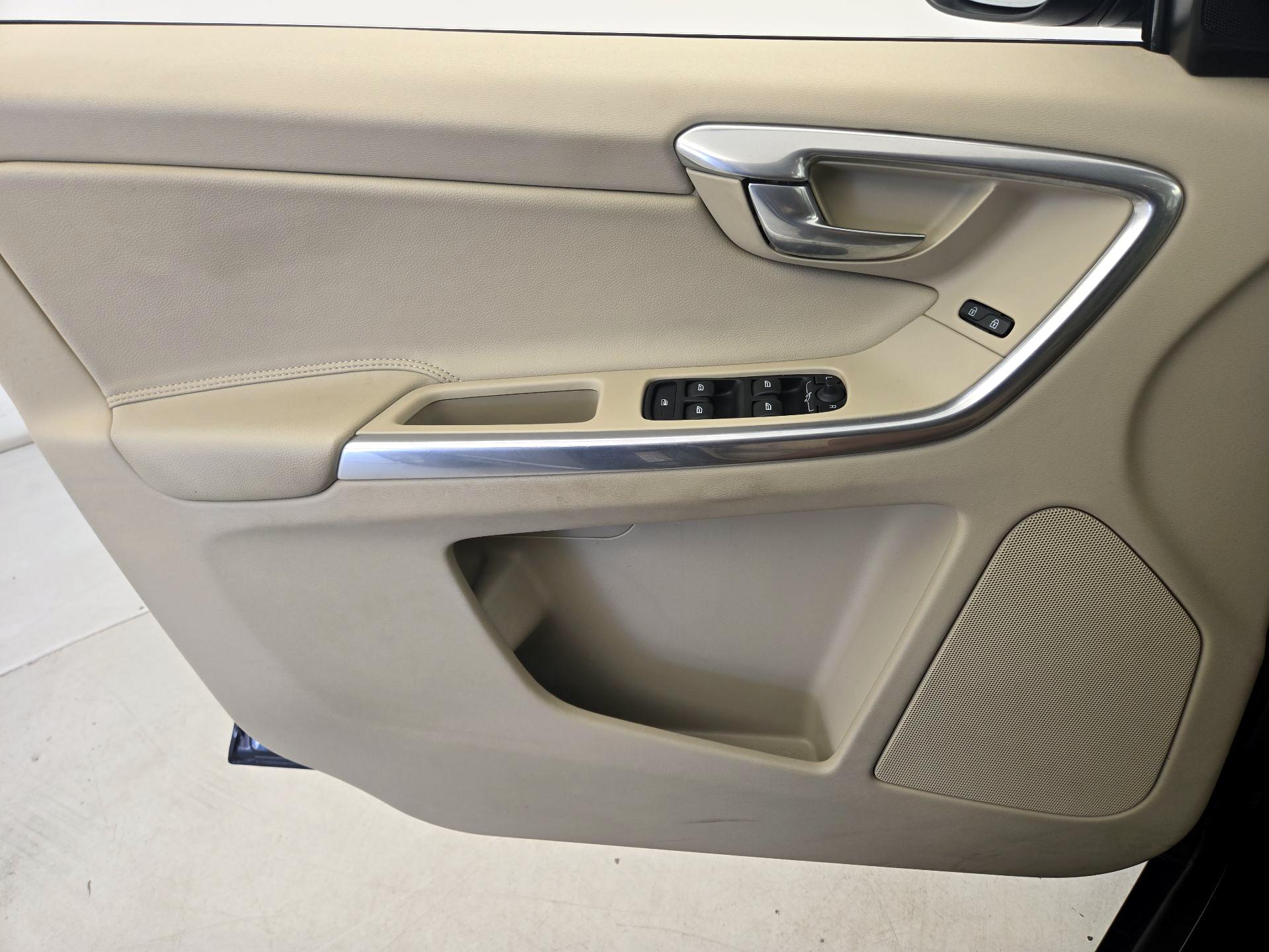Thumbnail: 2016 Volvo XC60 - 12