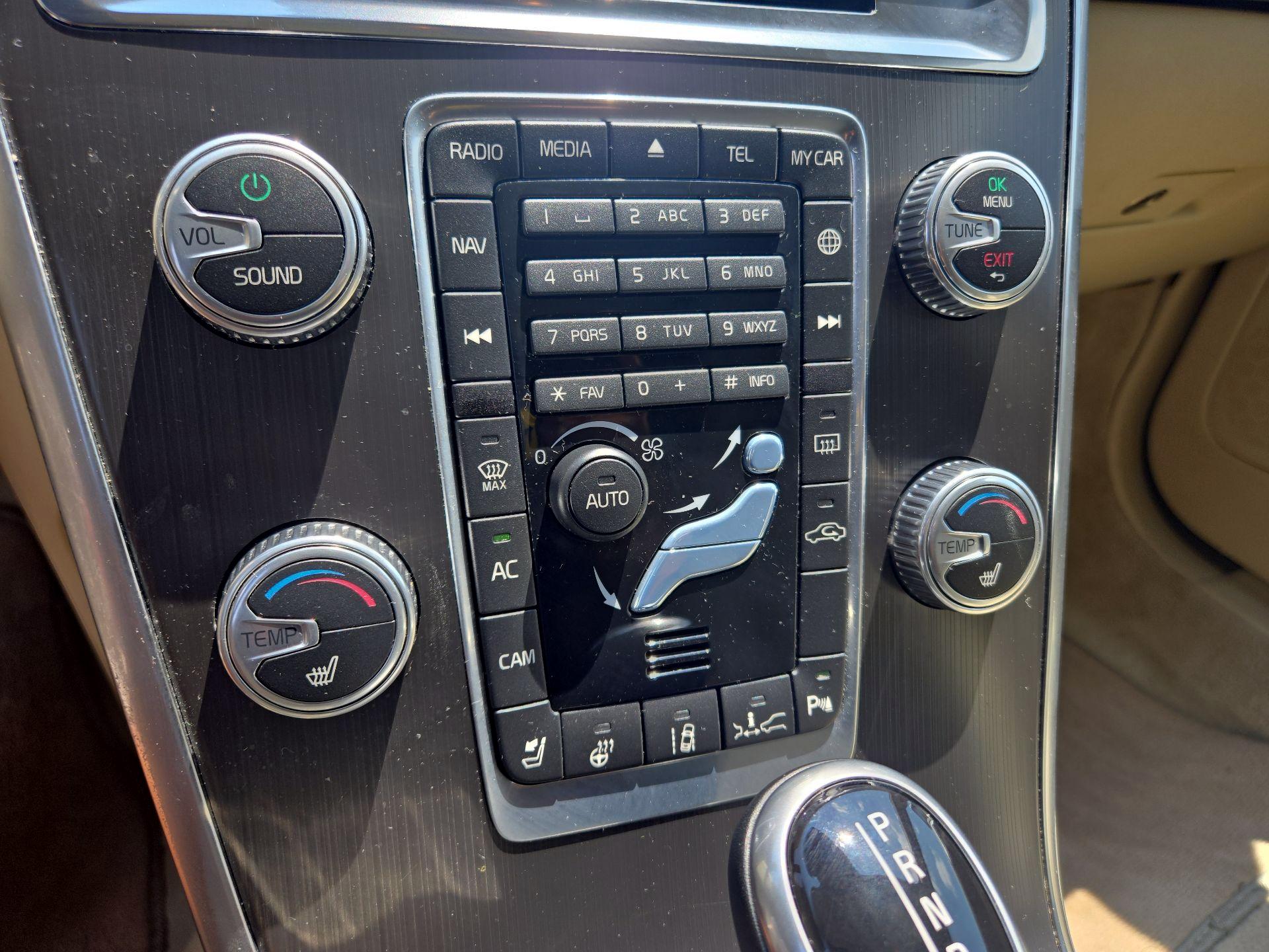 Thumbnail: 2016 Volvo XC60 - 17