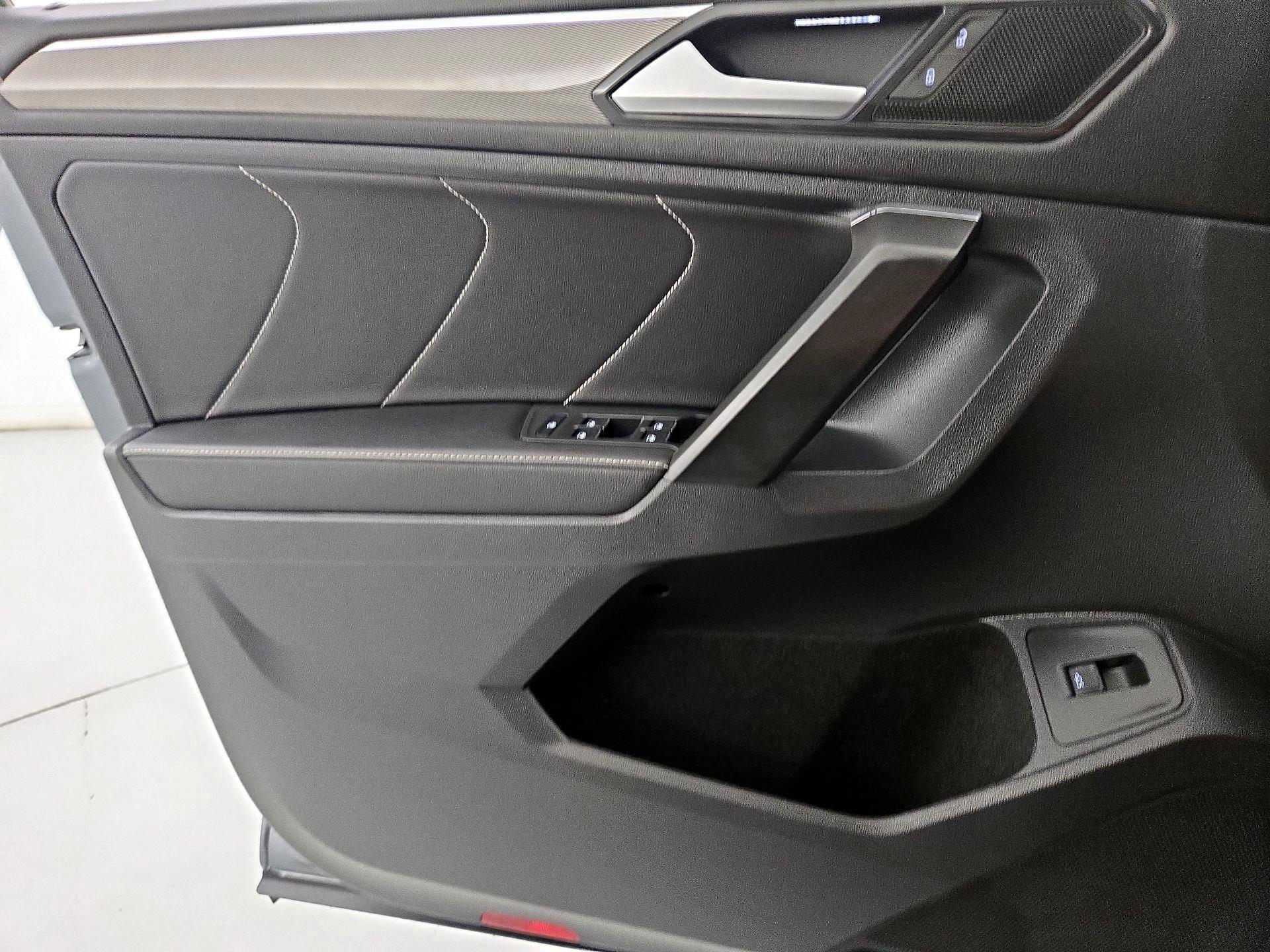 Thumbnail: 2022 Volkswagen Tiguan - 12