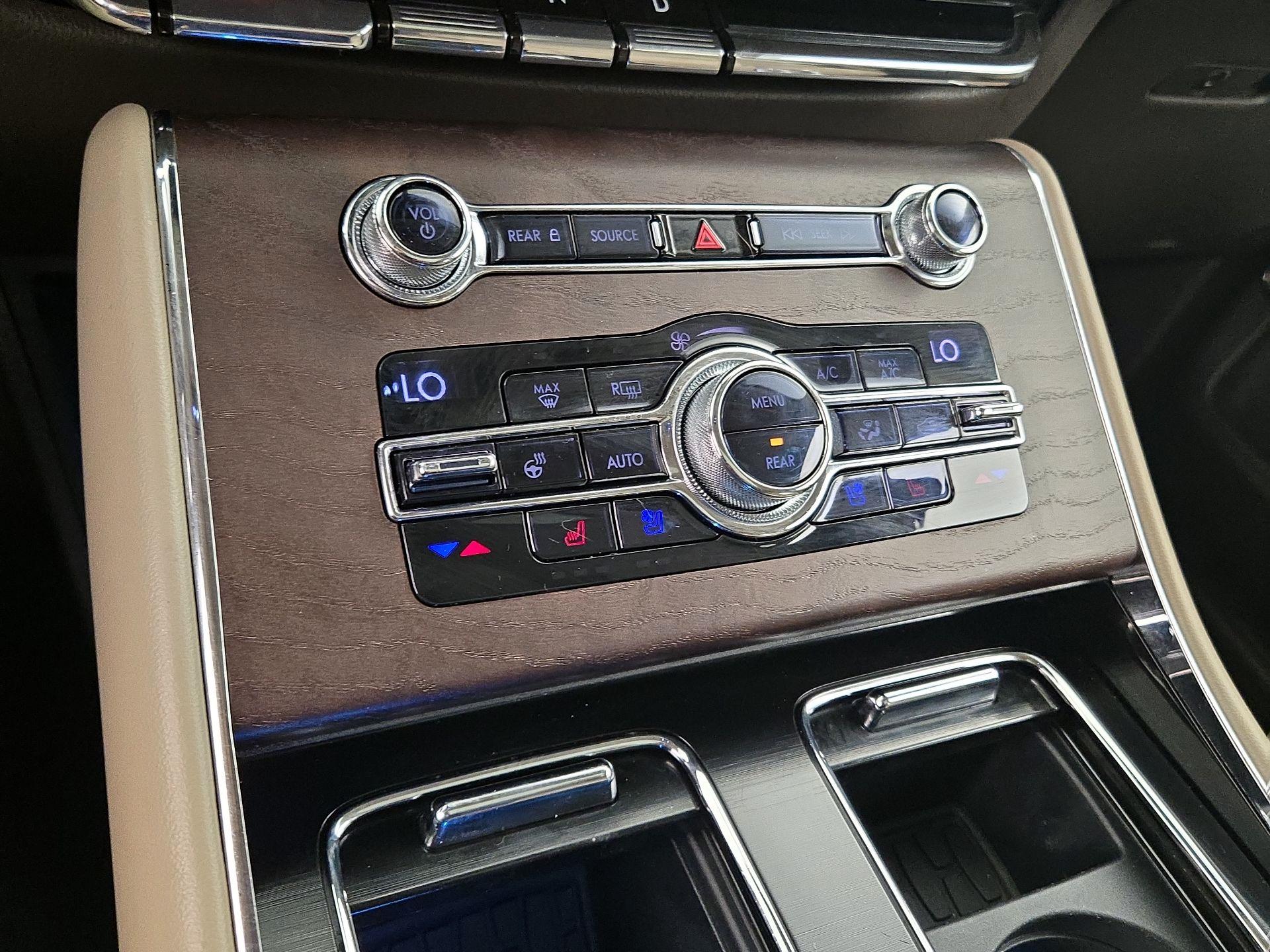 Thumbnail: 2020 Lincoln Aviator - 17