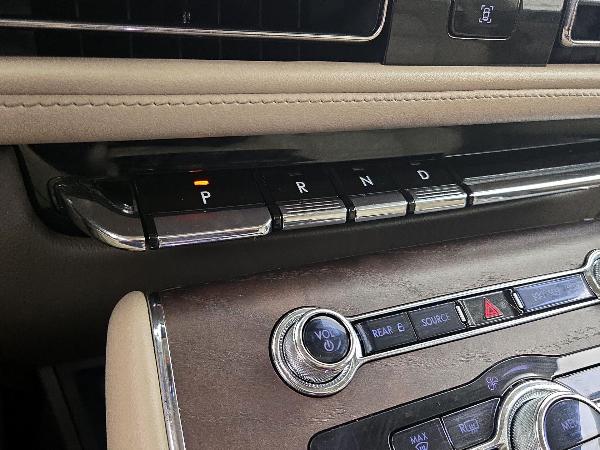 Thumbnail: 2020 Lincoln Aviator - 18