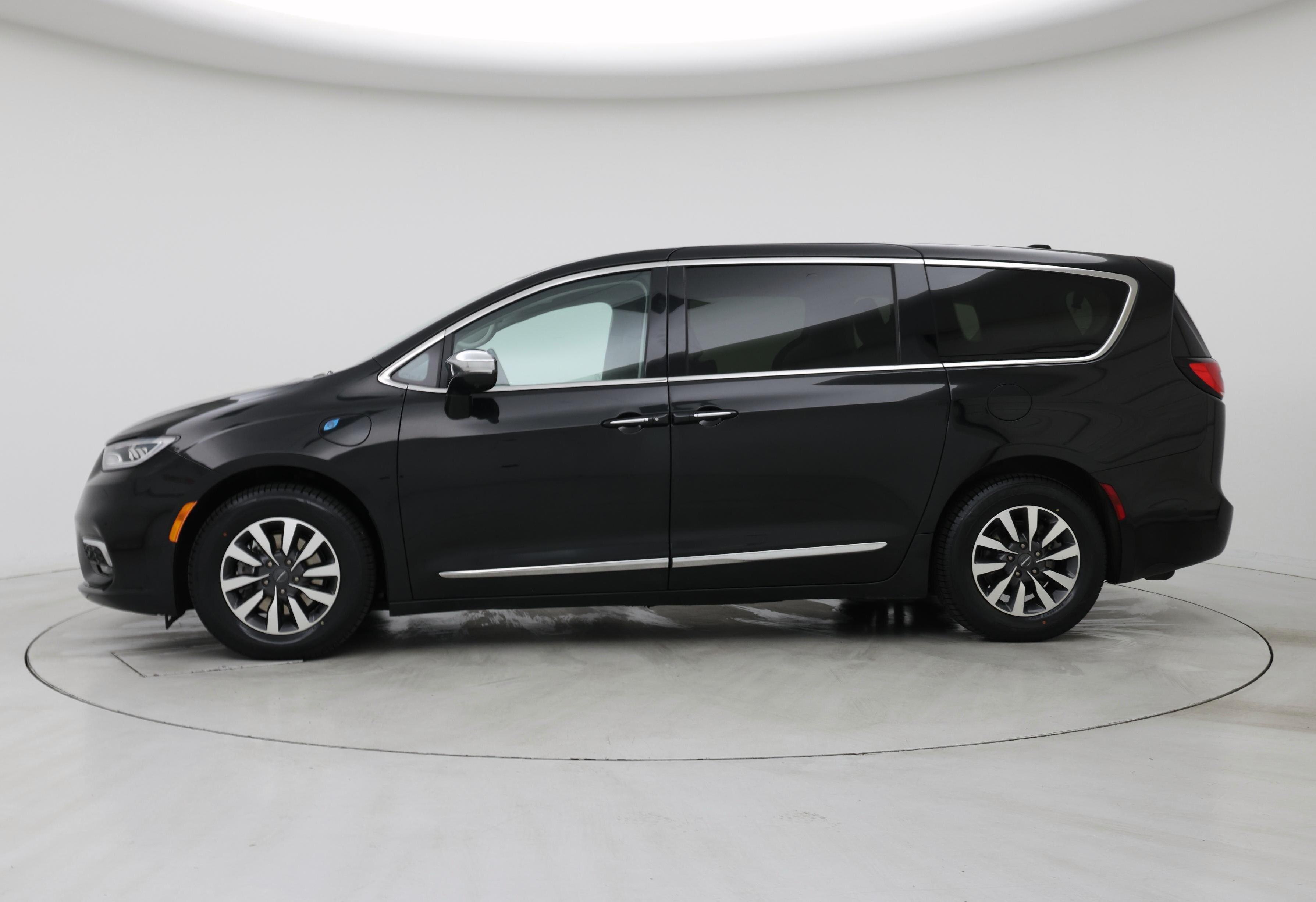 Thumbnail: 2022 Chrysler Pacifica - 3