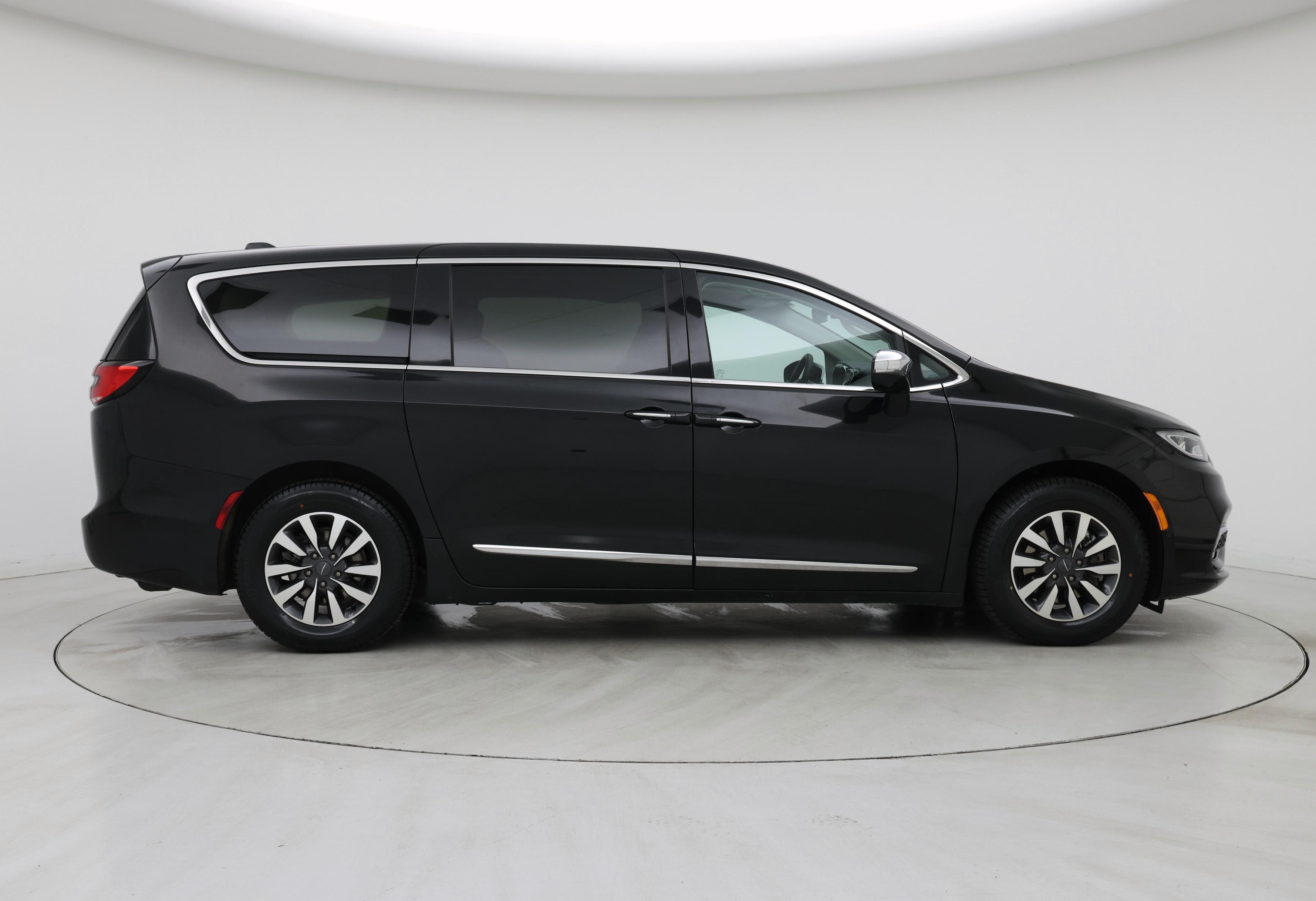 Thumbnail: 2022 Chrysler Pacifica - 7