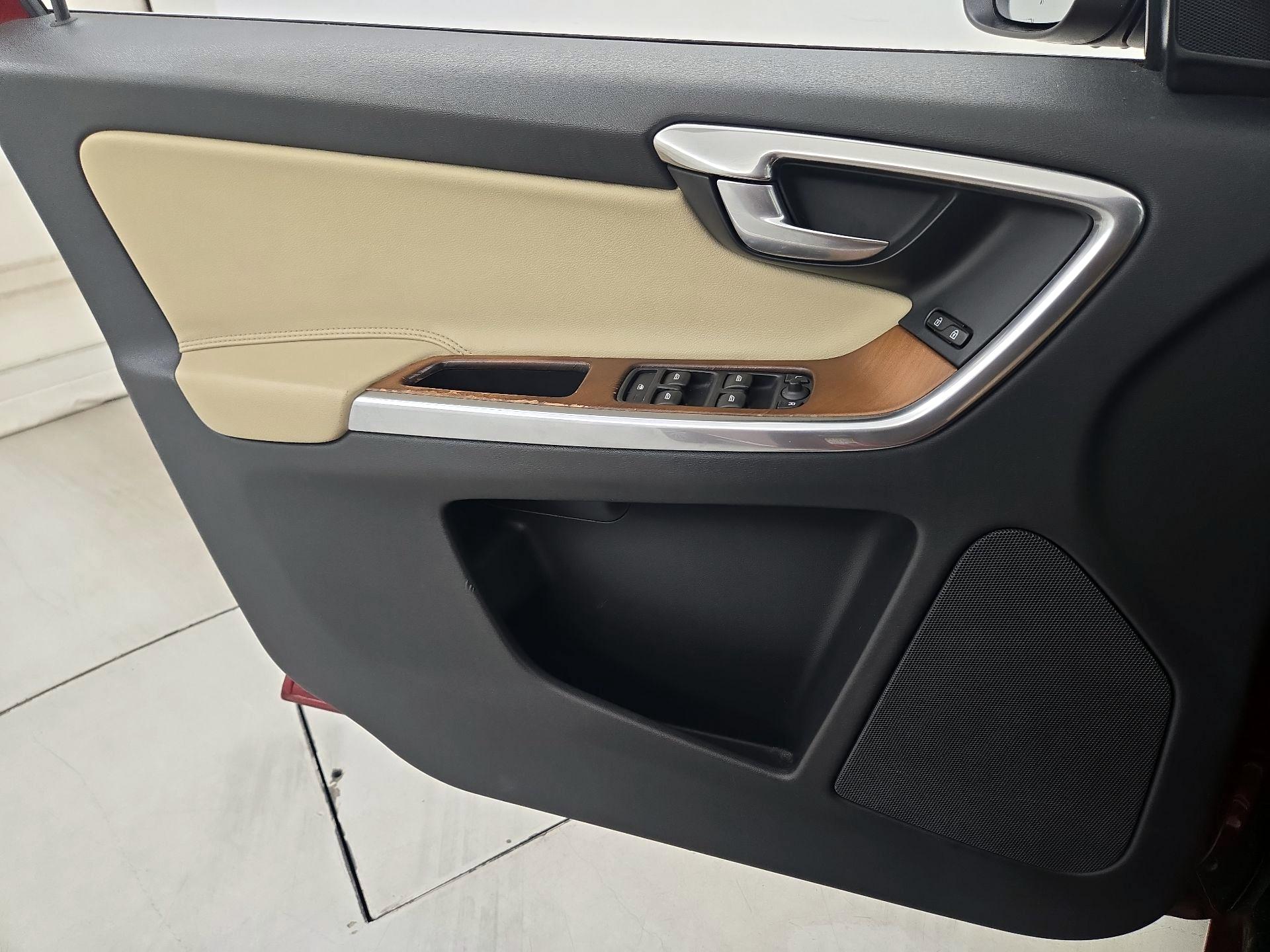 Thumbnail: 2016 Volvo XC60 - 12