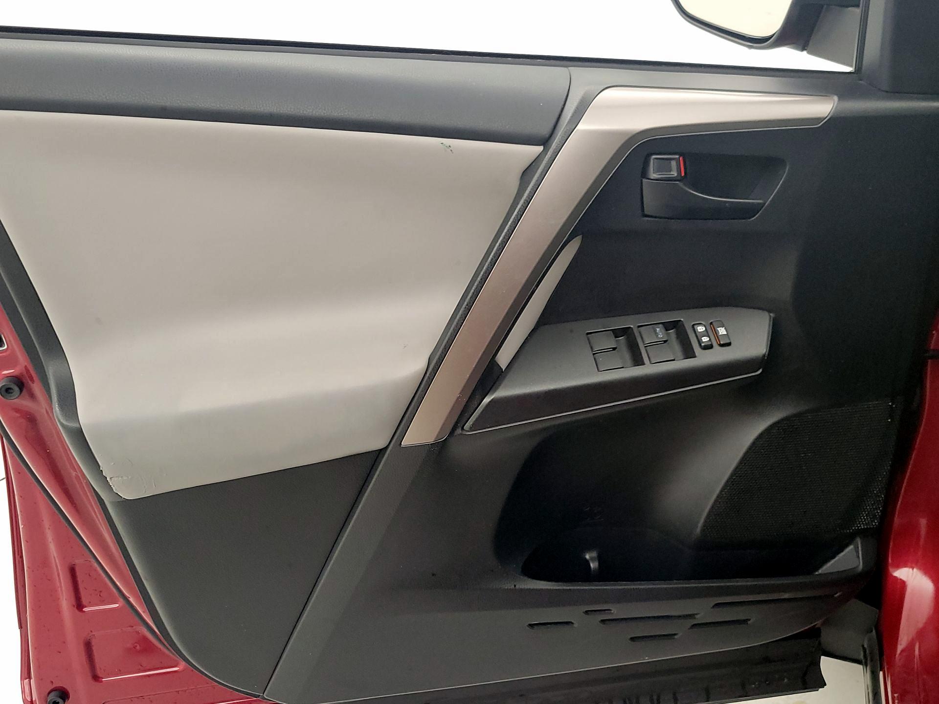 Thumbnail: 2018 Toyota RAV4 - 12