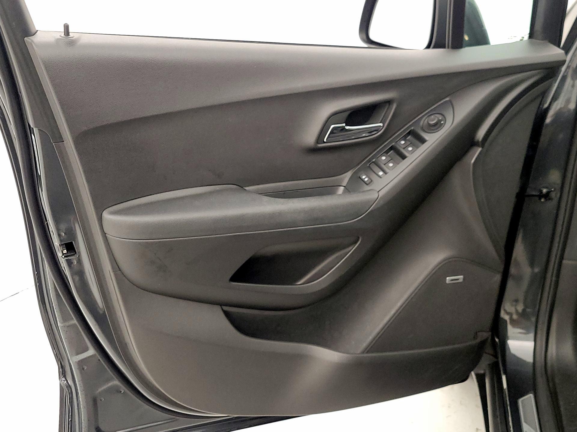Thumbnail: 2017 Chevrolet Trax - 12