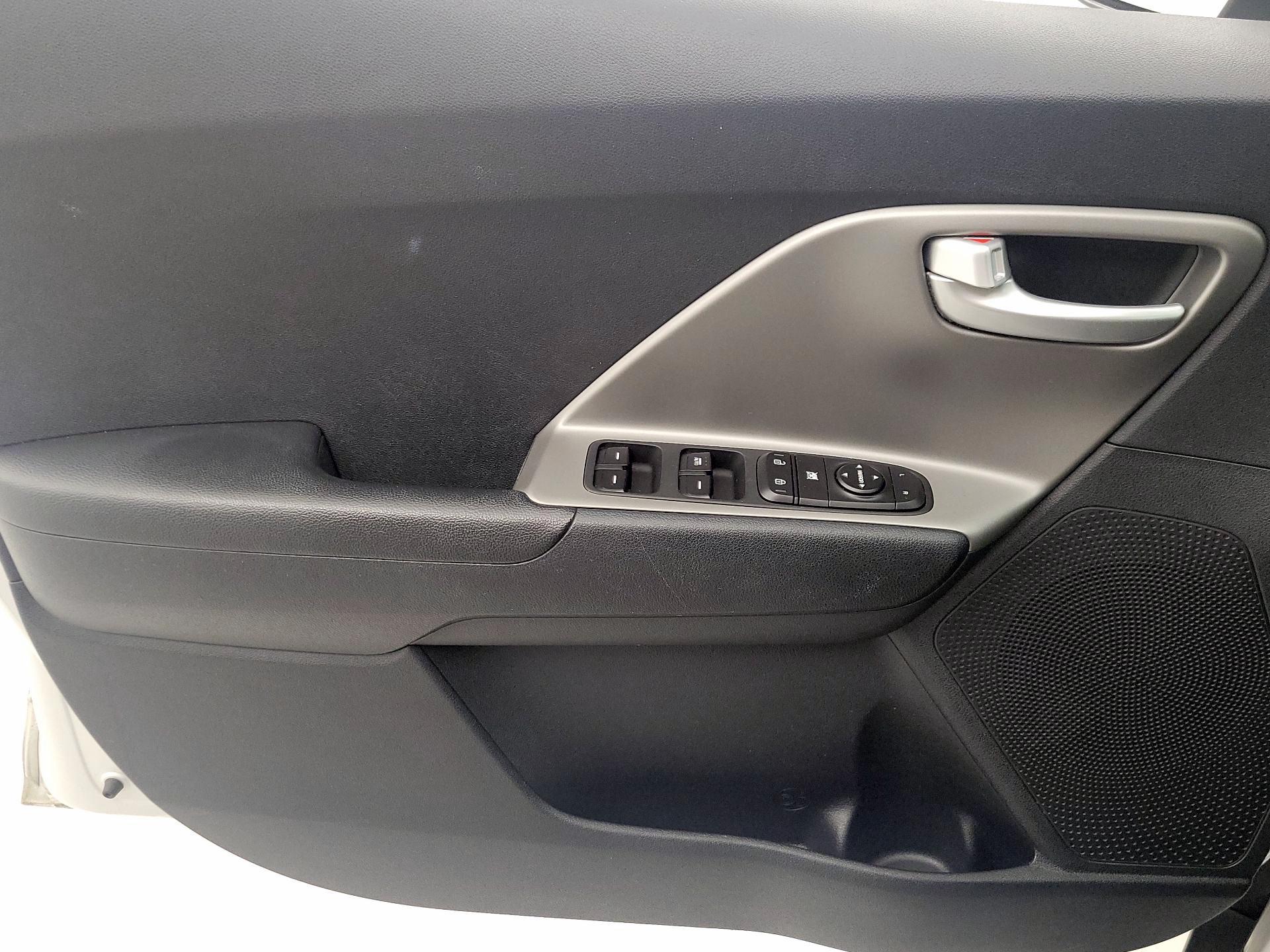 Thumbnail: 2019 Kia Niro - 12