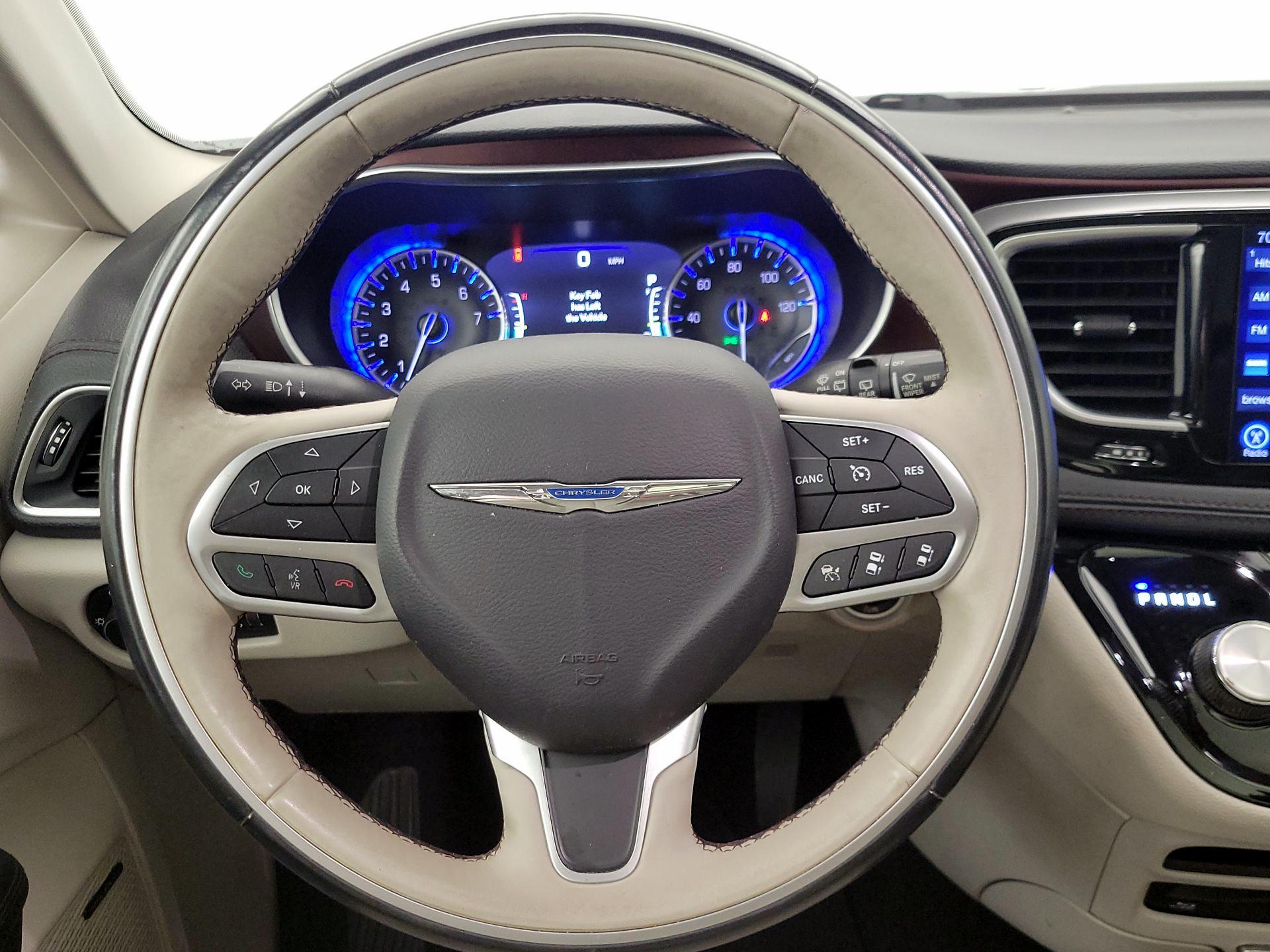 Thumbnail: 2017 Chrysler Pacifica - 10