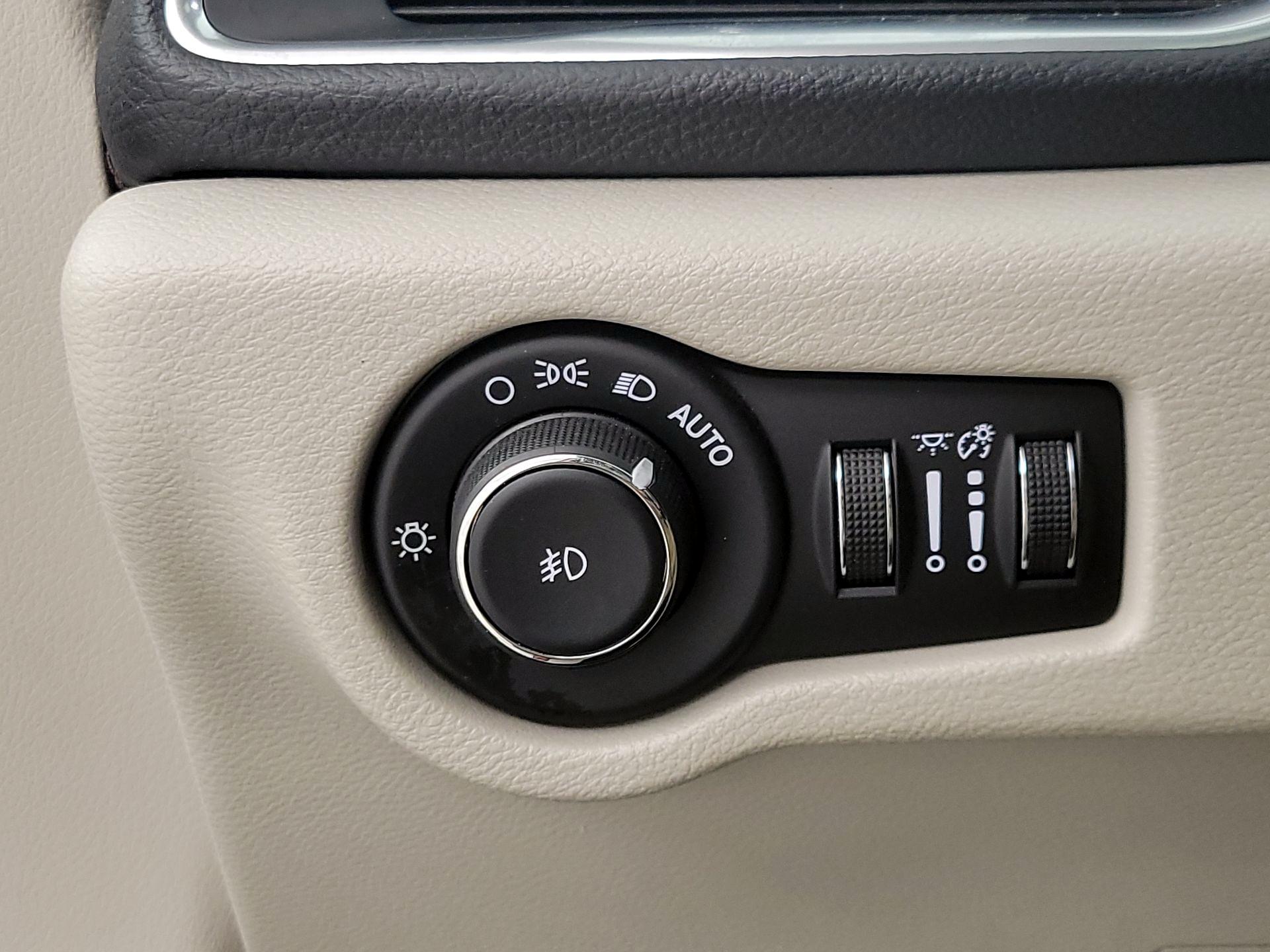 Thumbnail: 2017 Chrysler Pacifica - 13