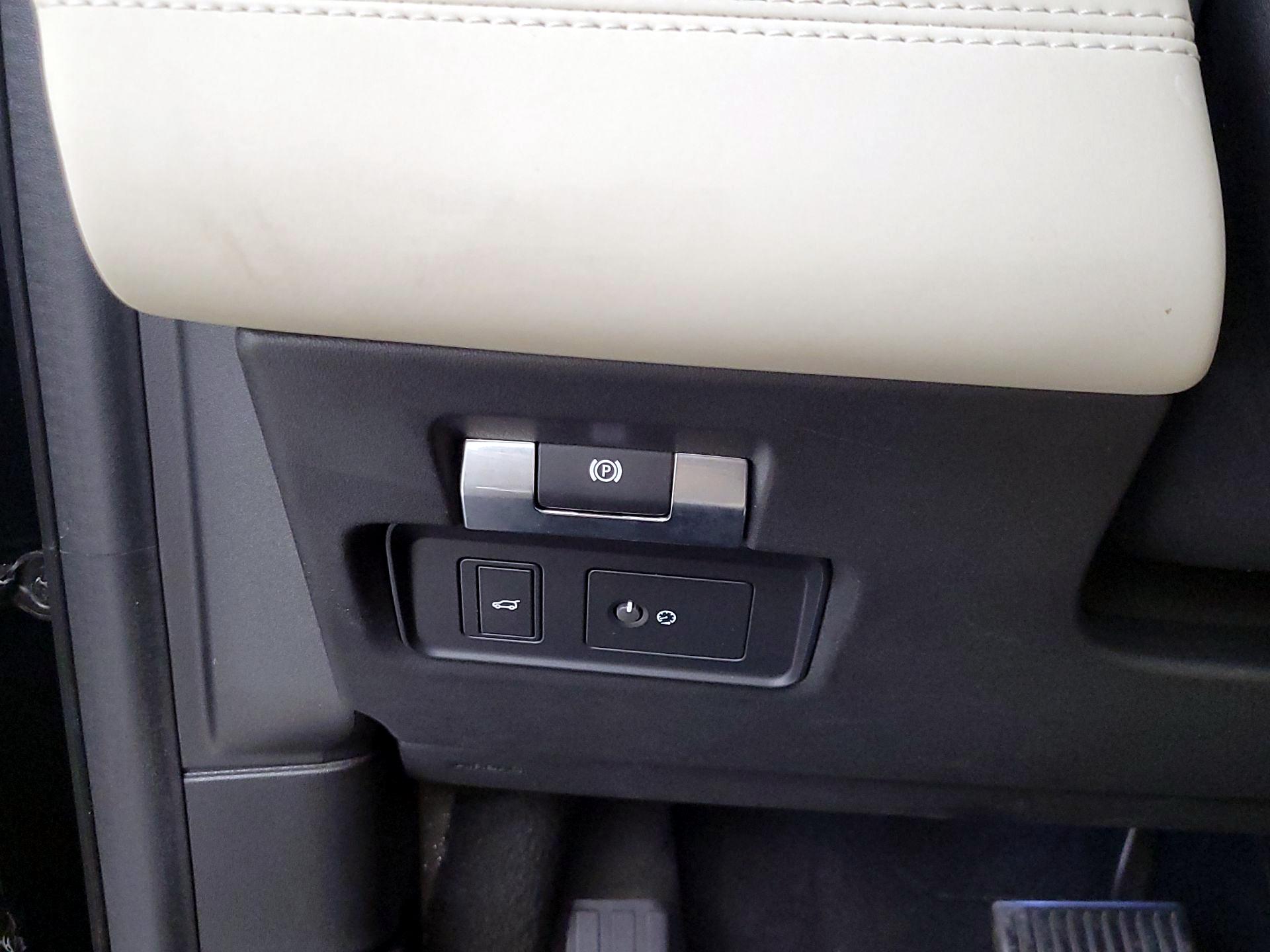 Thumbnail: 2020 Land Rover Discovery Sport - 13