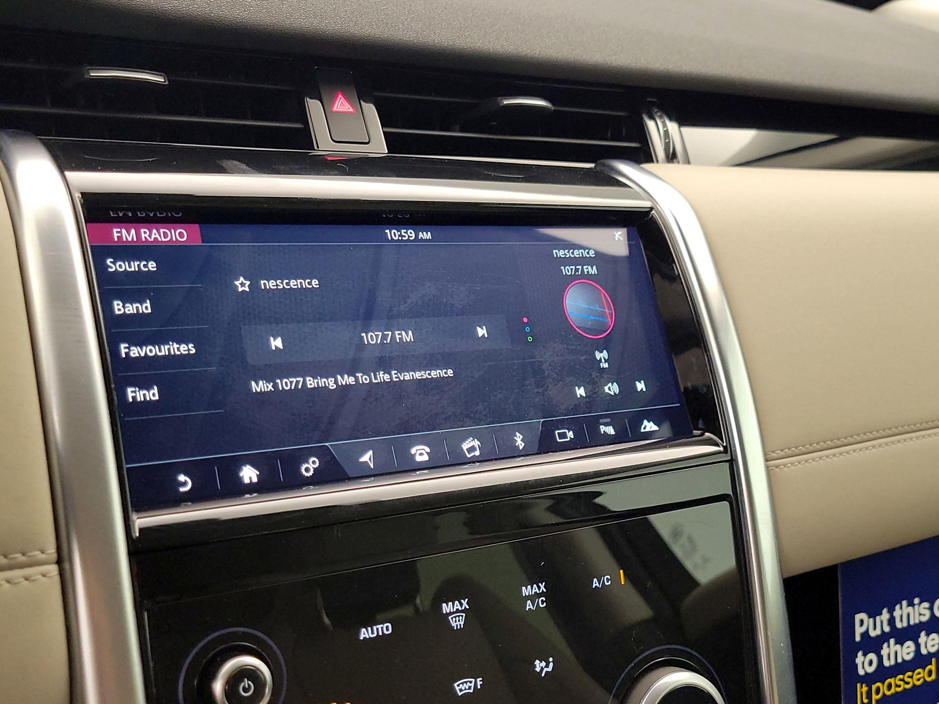 Thumbnail: 2020 Land Rover Discovery Sport - 16