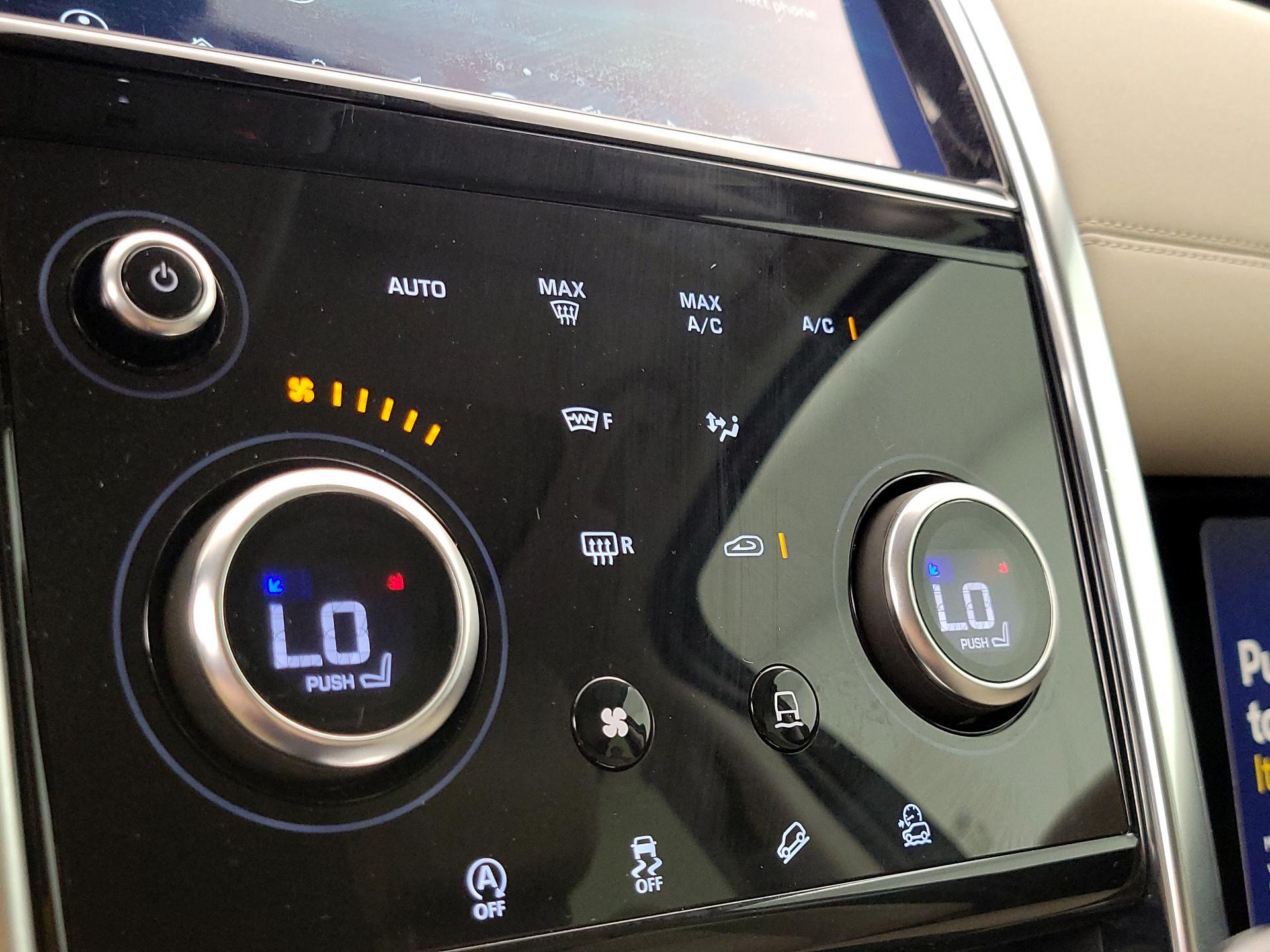 Thumbnail: 2020 Land Rover Discovery Sport - 17