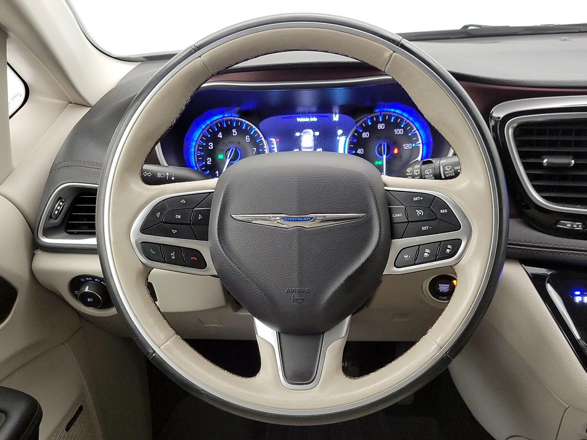 Thumbnail: 2017 Chrysler Pacifica - 10
