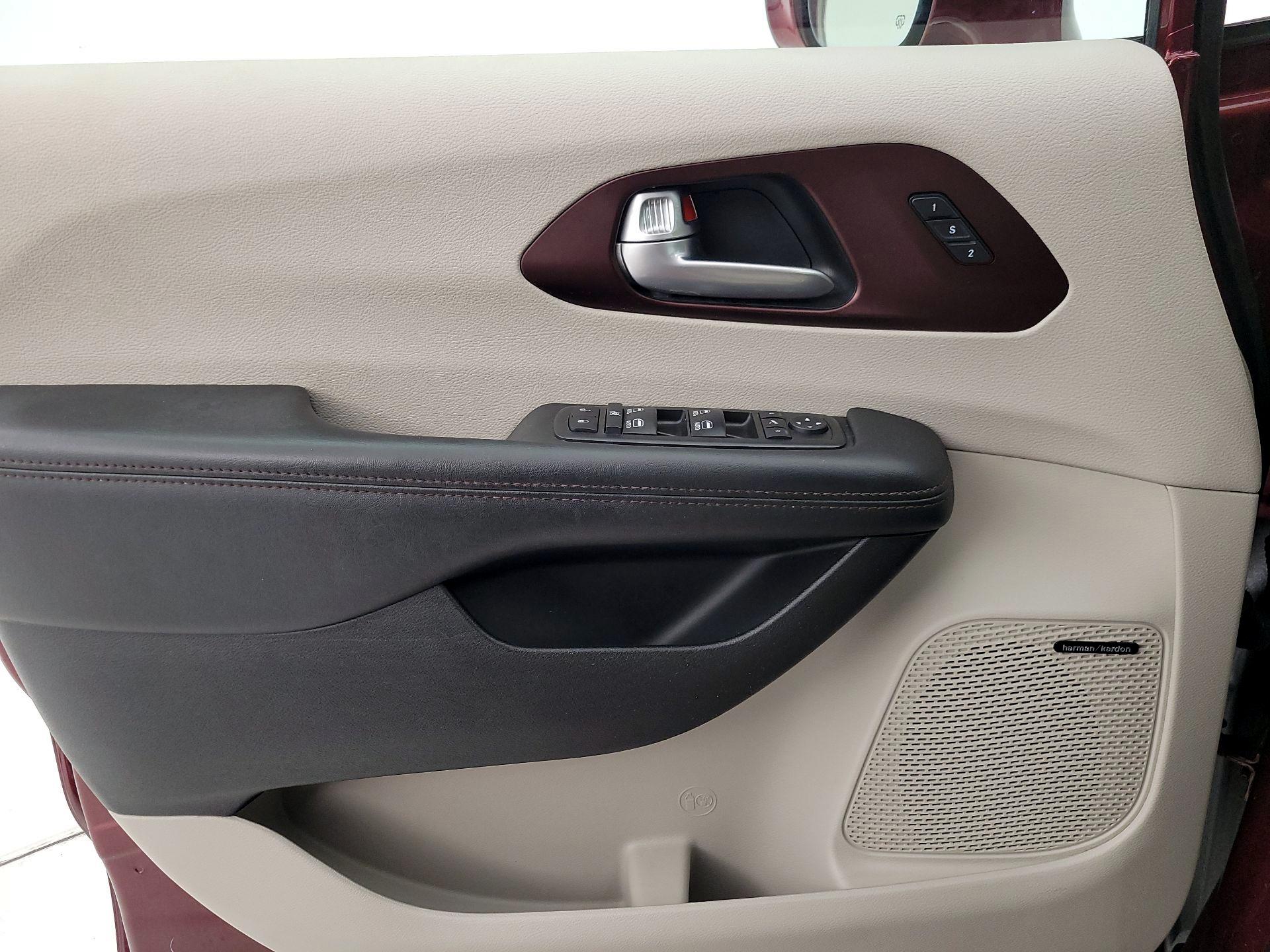 Thumbnail: 2017 Chrysler Pacifica - 12