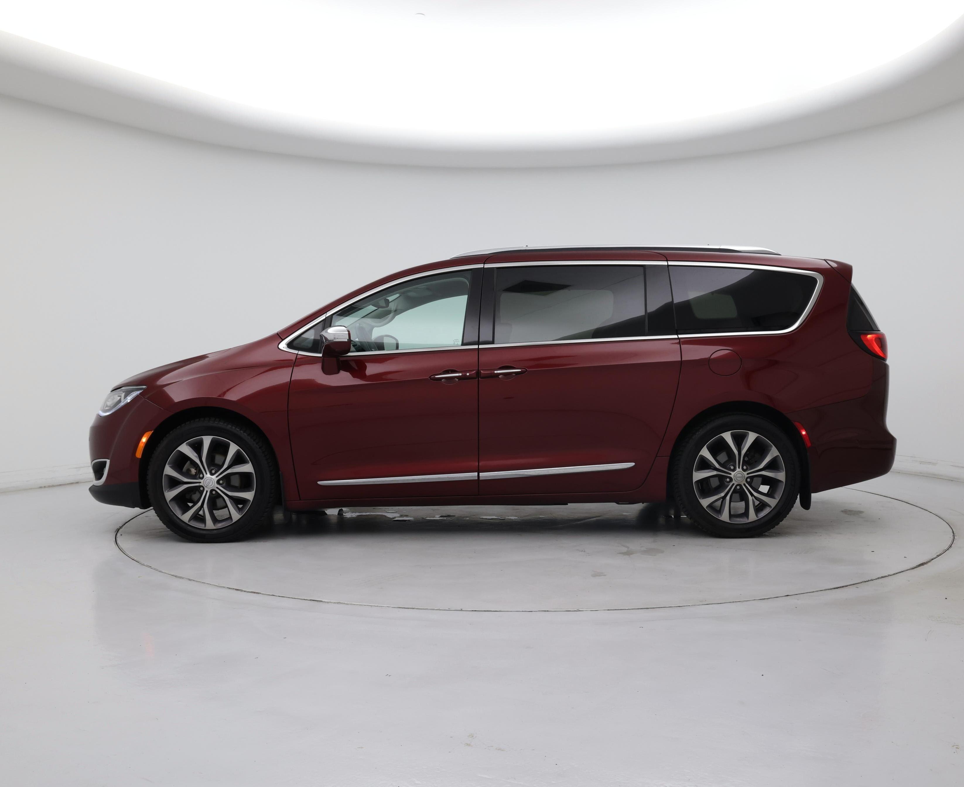 Thumbnail: 2017 Chrysler Pacifica - 3
