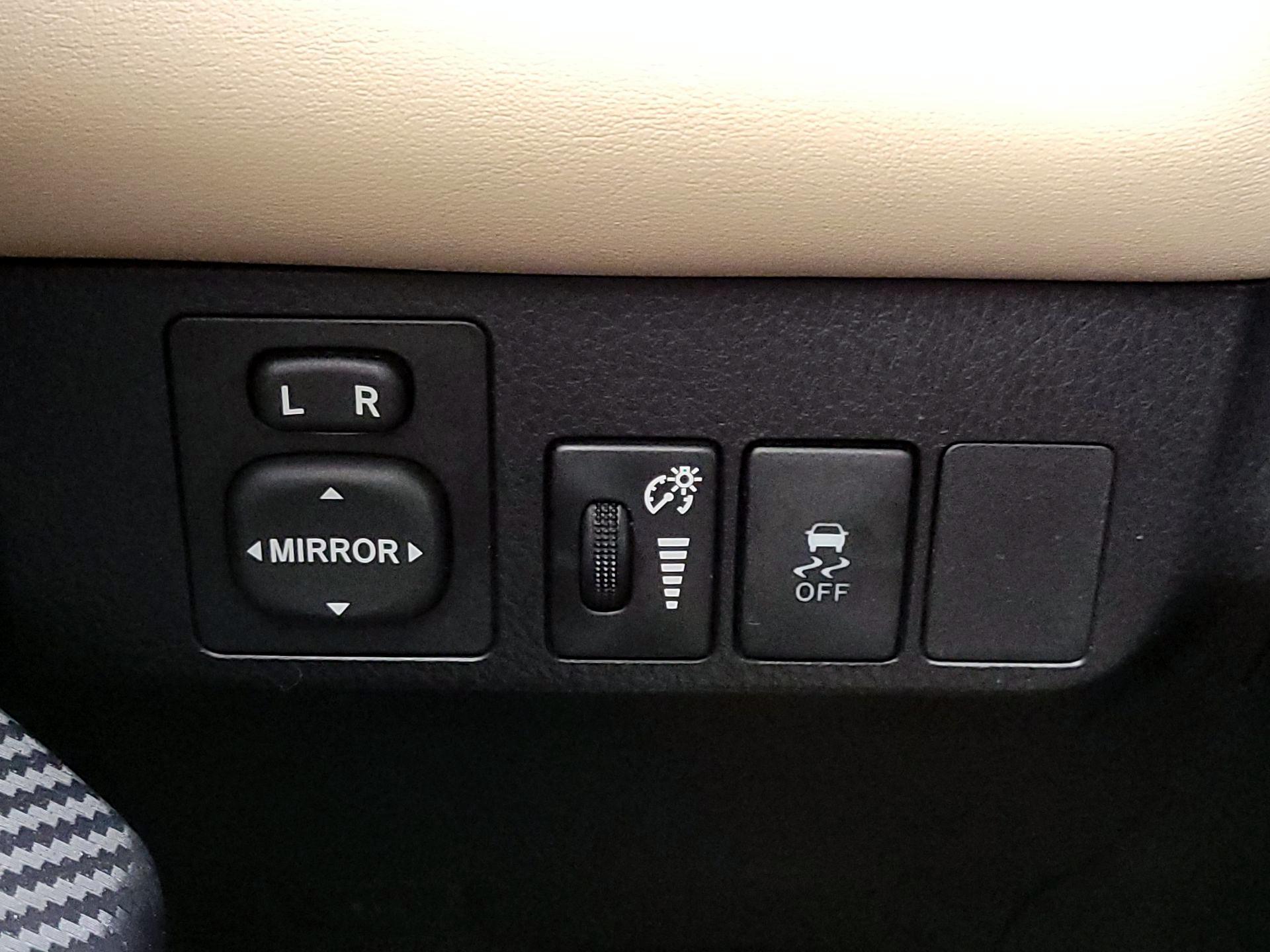 Thumbnail: 2015 Toyota RAV4 - 13