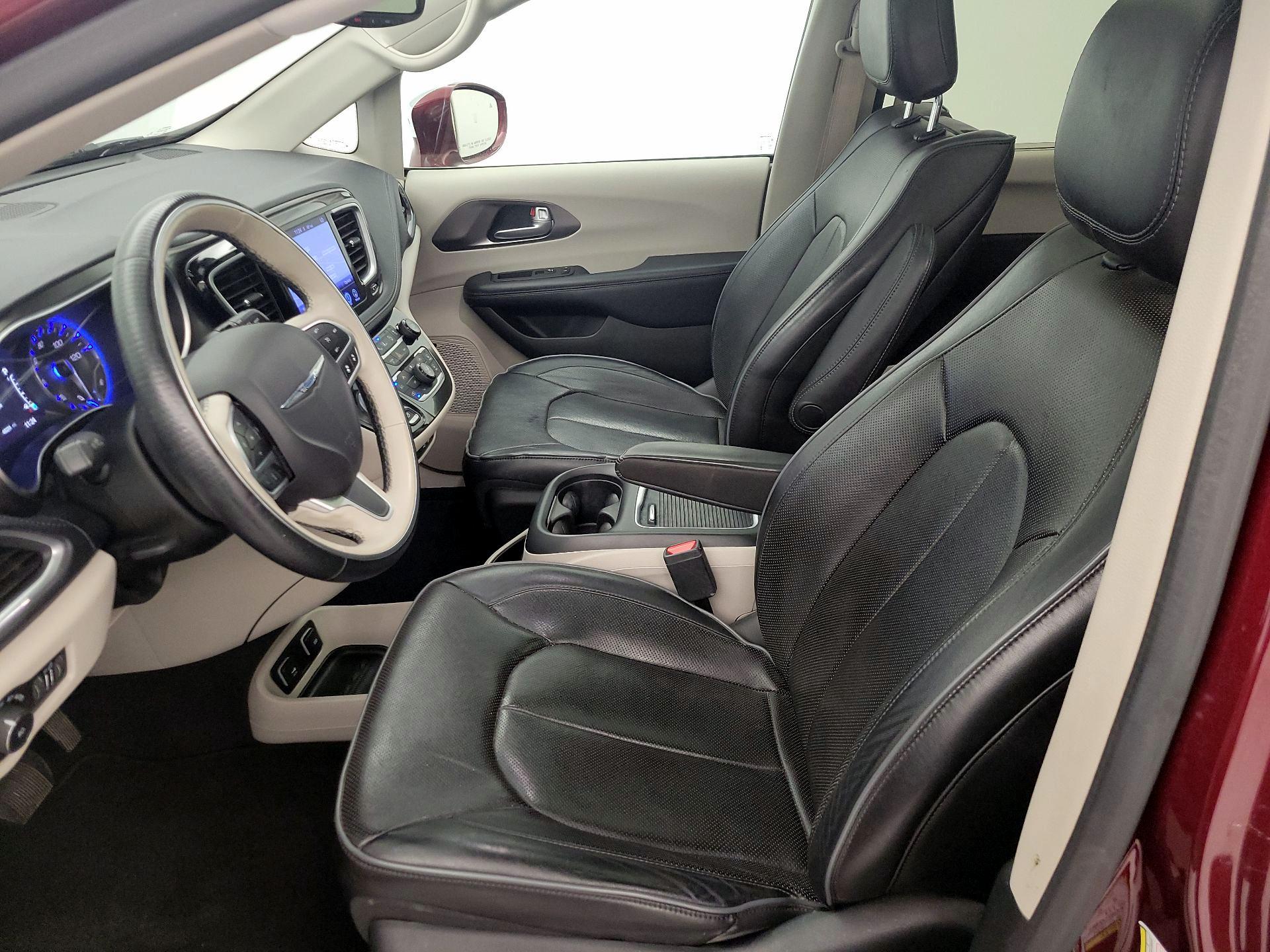 Thumbnail: 2017 Chrysler Pacifica - 11