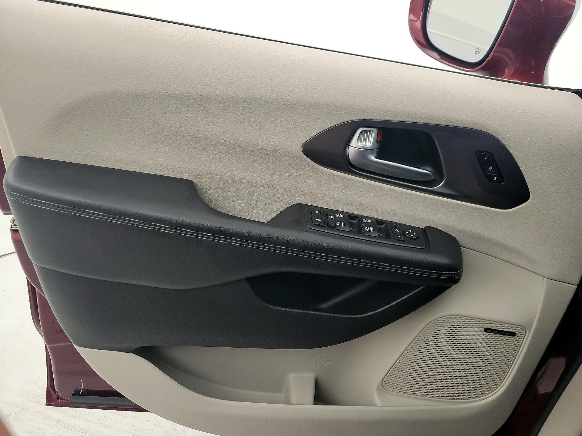 Thumbnail: 2017 Chrysler Pacifica - 12