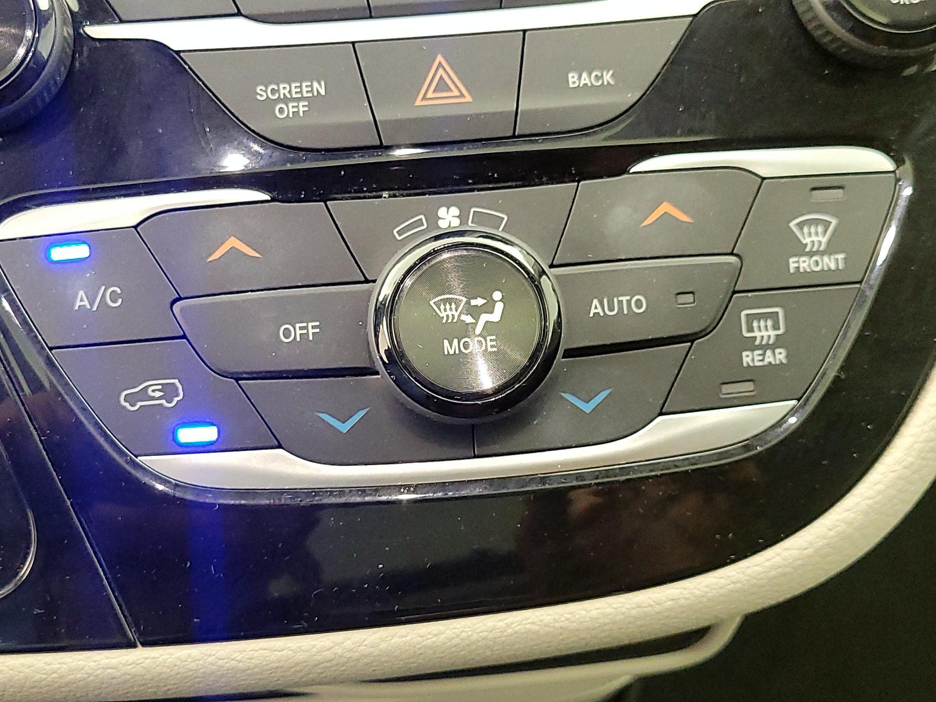 Thumbnail: 2017 Chrysler Pacifica - 17