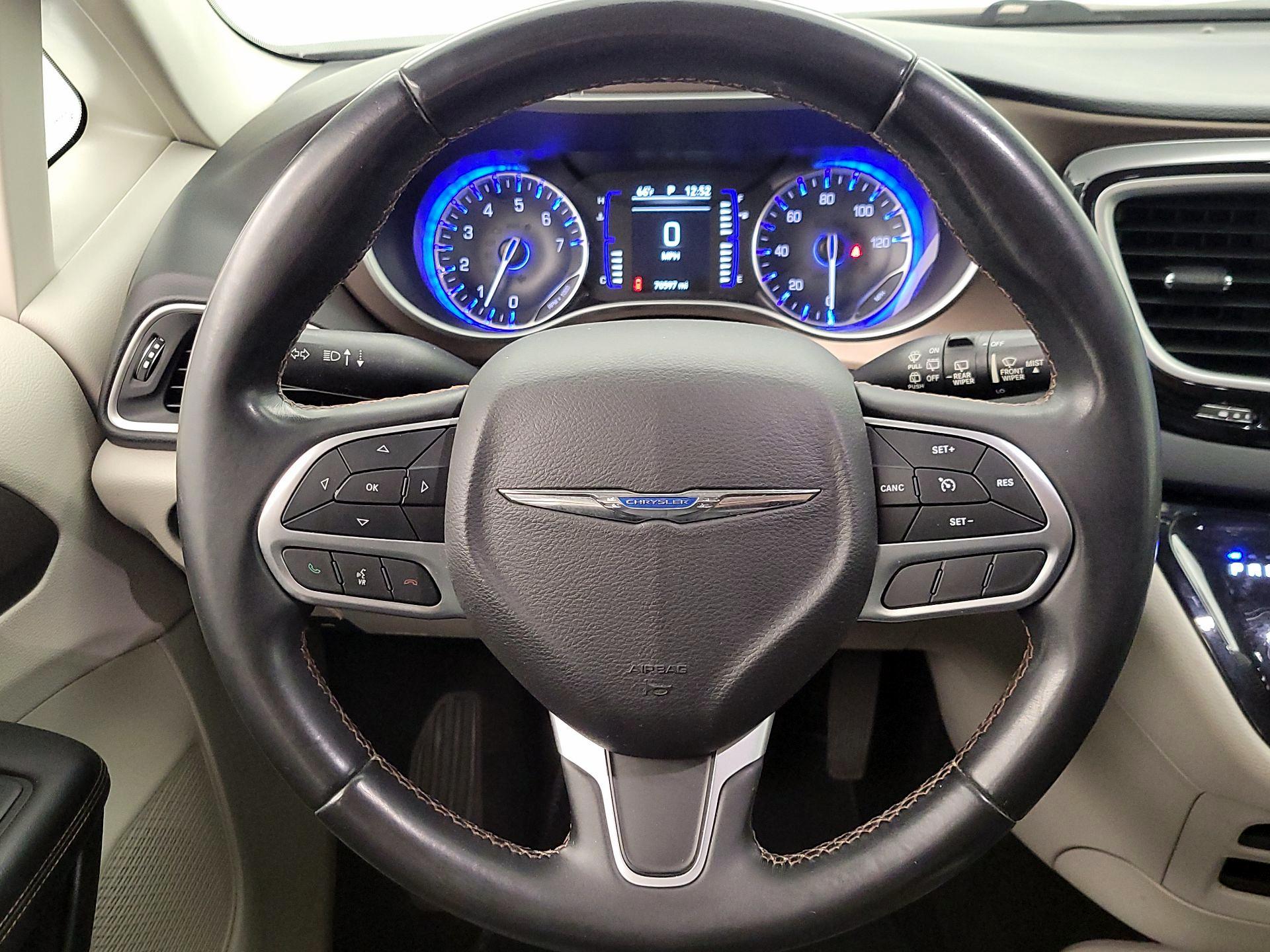 Thumbnail: 2018 Chrysler Pacifica - 10