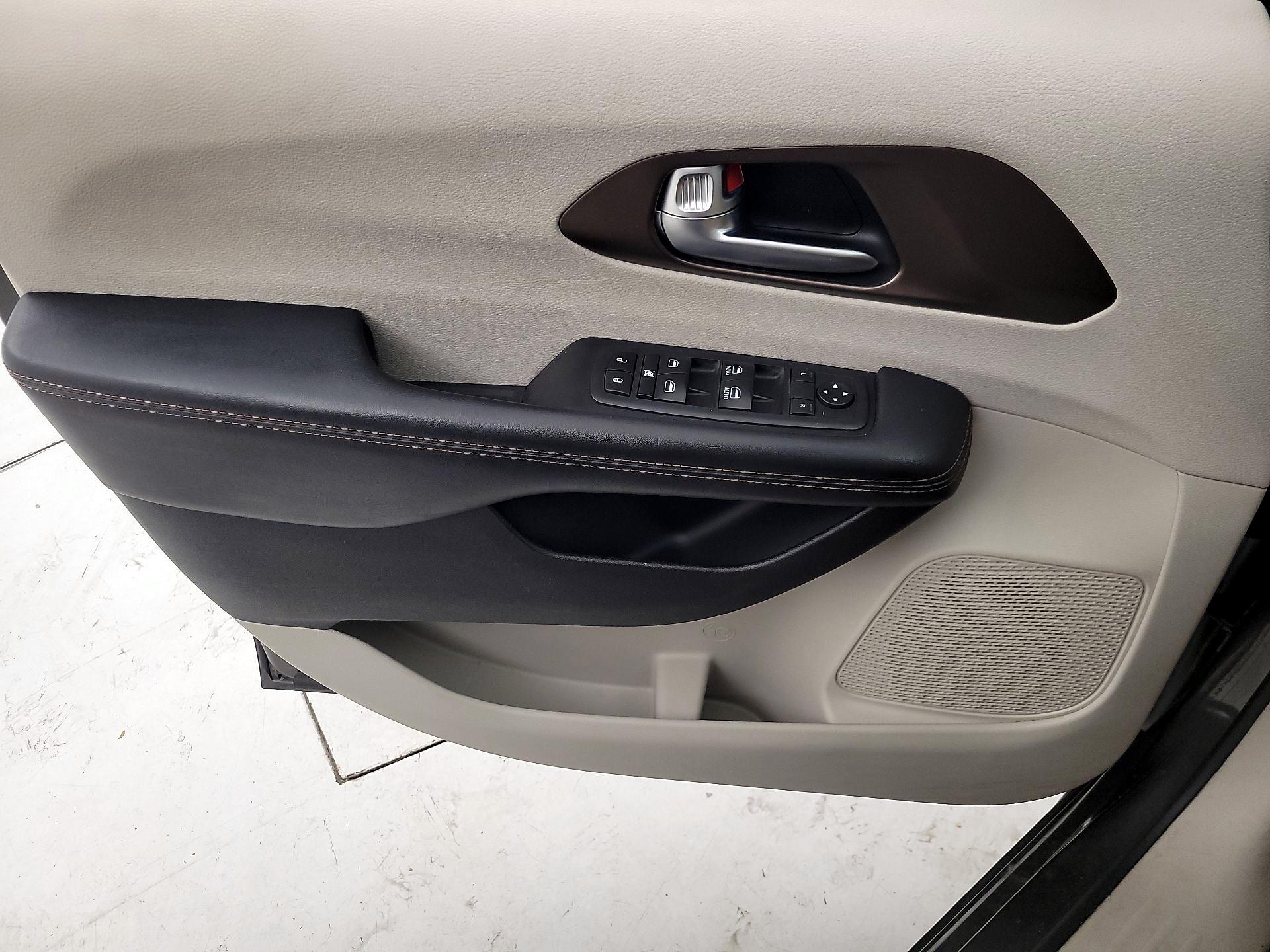 Thumbnail: 2018 Chrysler Pacifica - 12