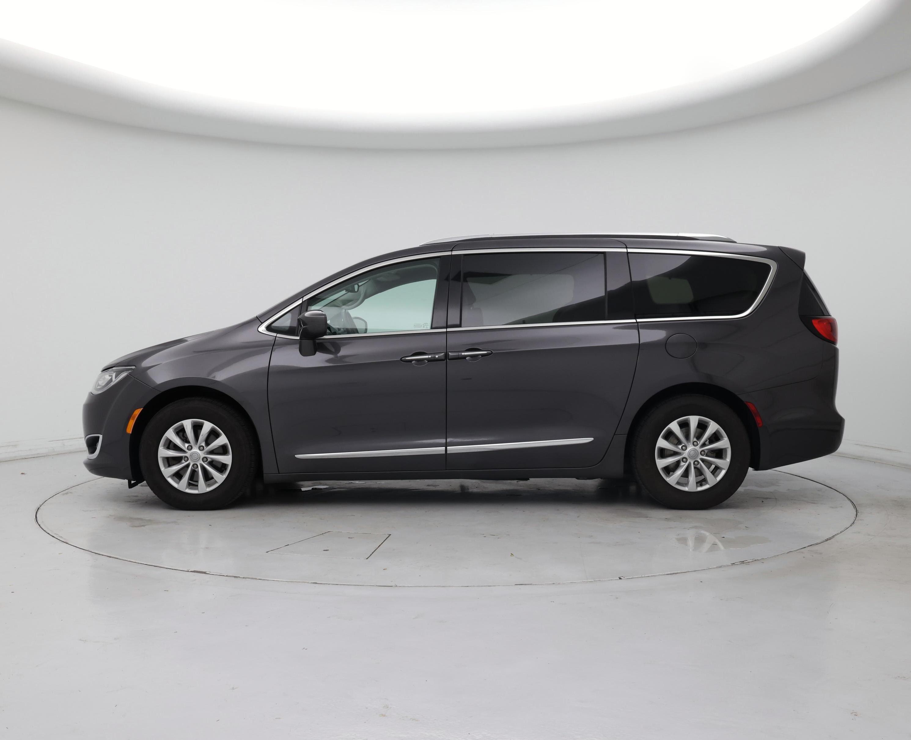 Thumbnail: 2018 Chrysler Pacifica - 3