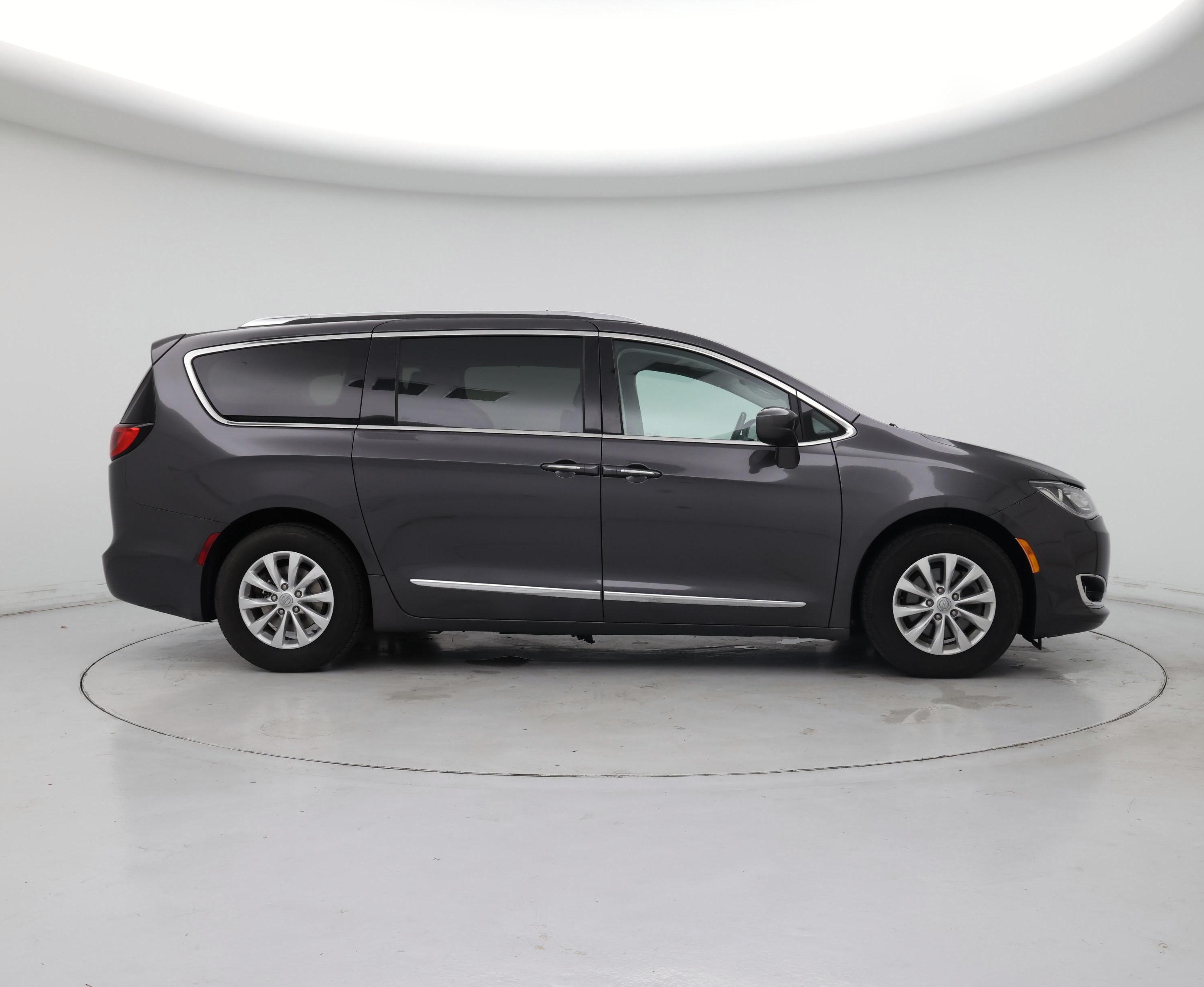 Thumbnail: 2018 Chrysler Pacifica - 7