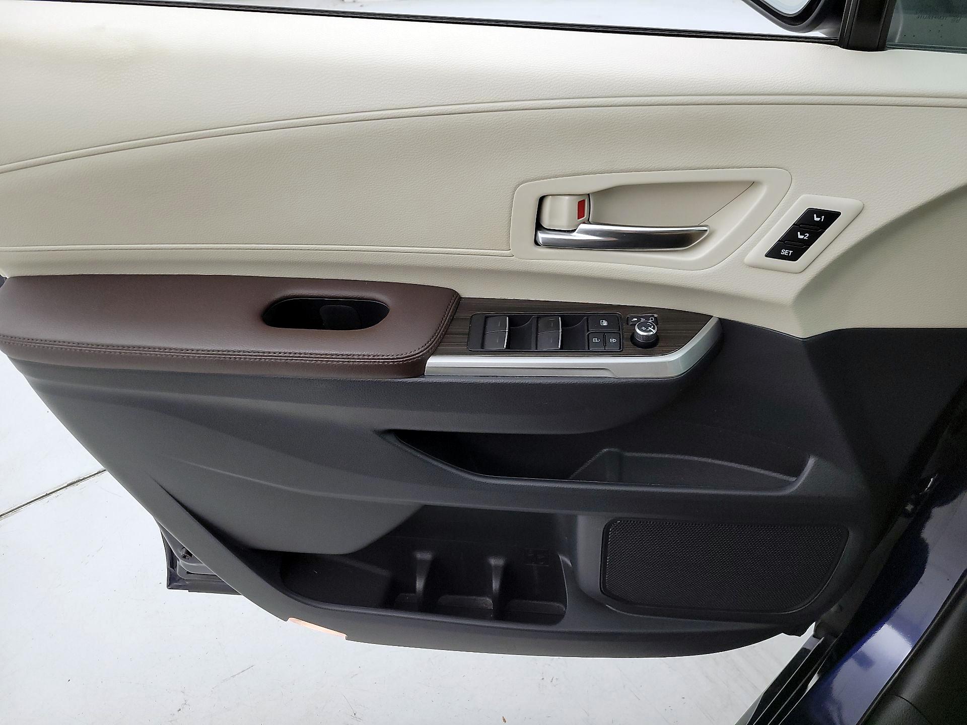 Thumbnail: 2021 Toyota Sienna - 12