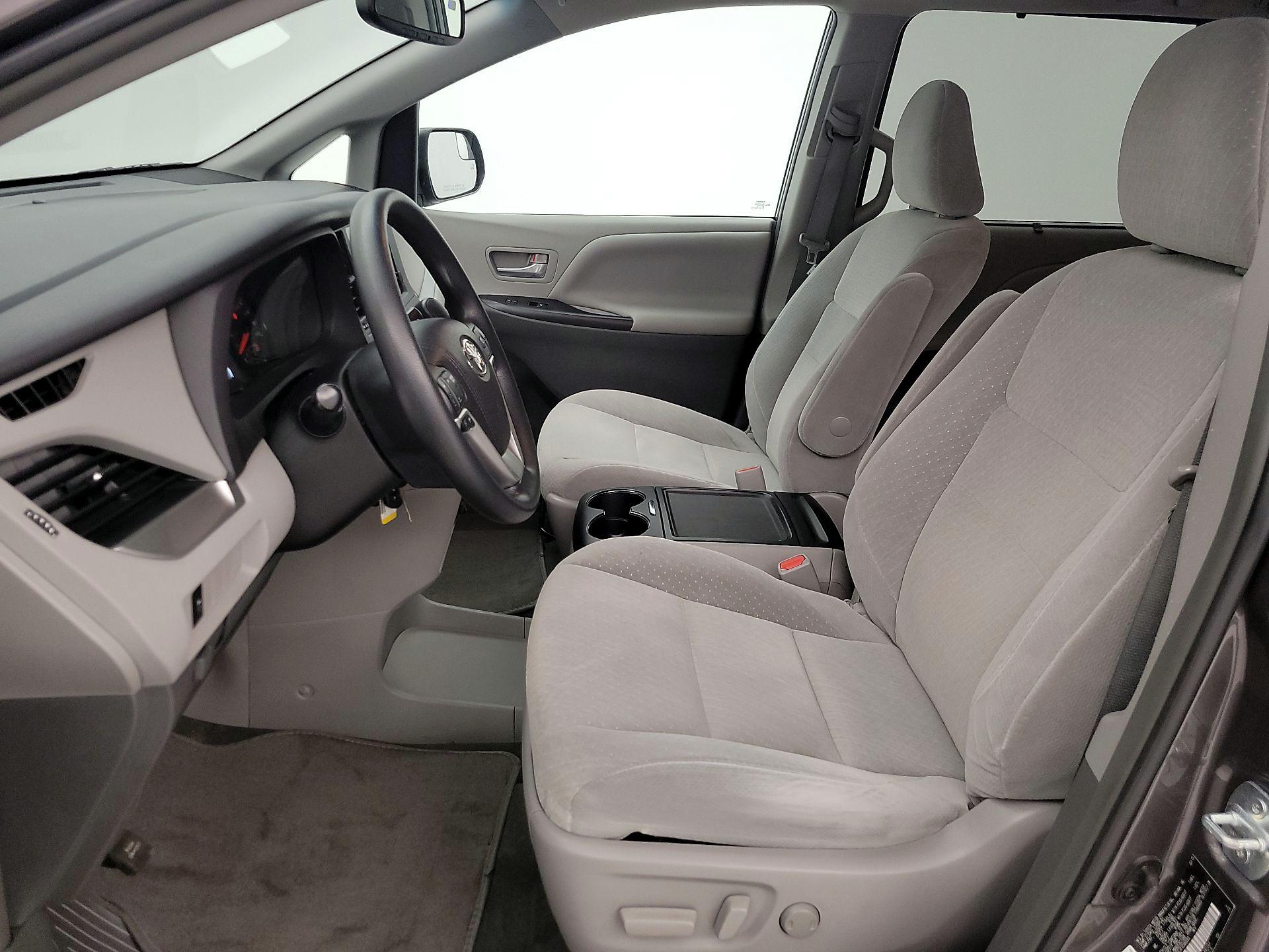 Thumbnail: 2015 Toyota Sienna - 11