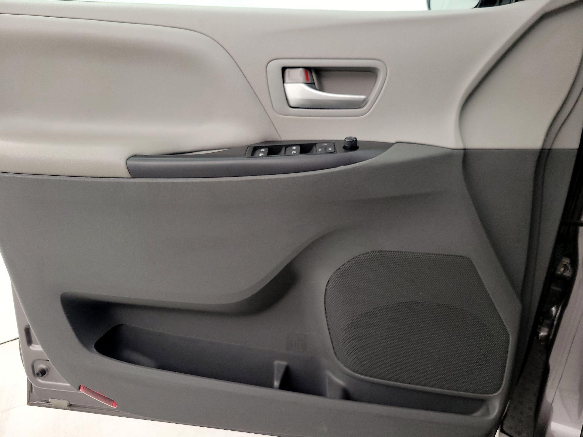 Thumbnail: 2015 Toyota Sienna - 12