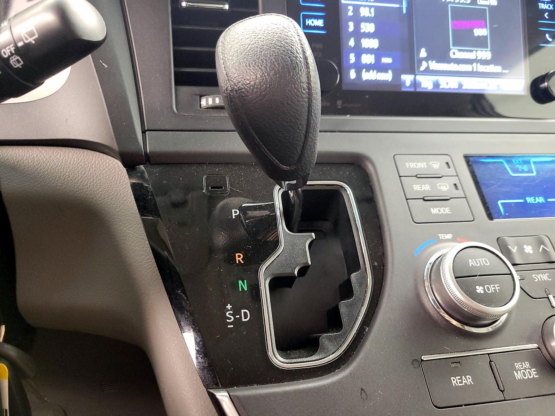 Thumbnail: 2015 Toyota Sienna - 17