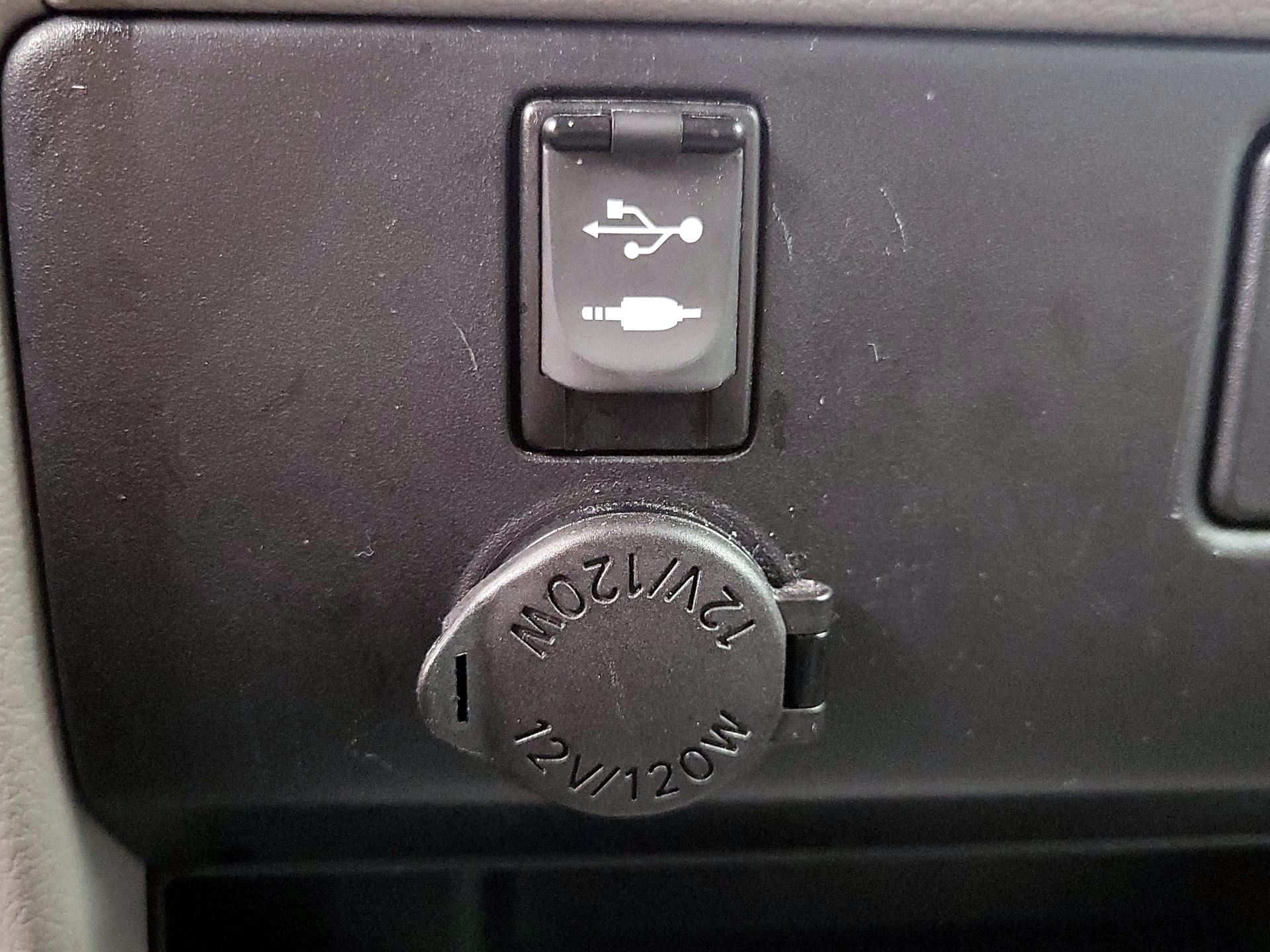 Thumbnail: 2015 Toyota Sienna - 18