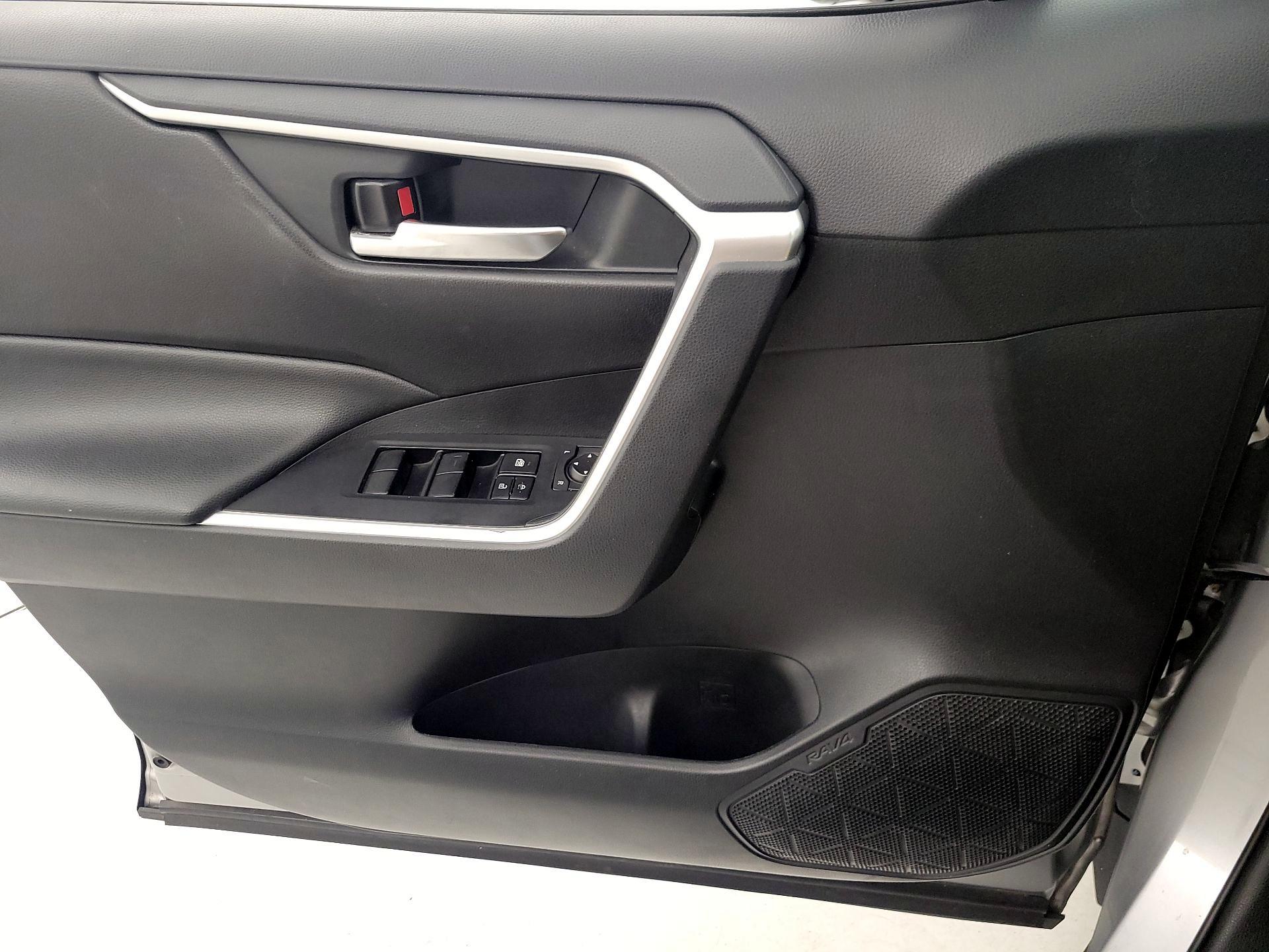 Thumbnail: 2020 Toyota RAV4 - 12