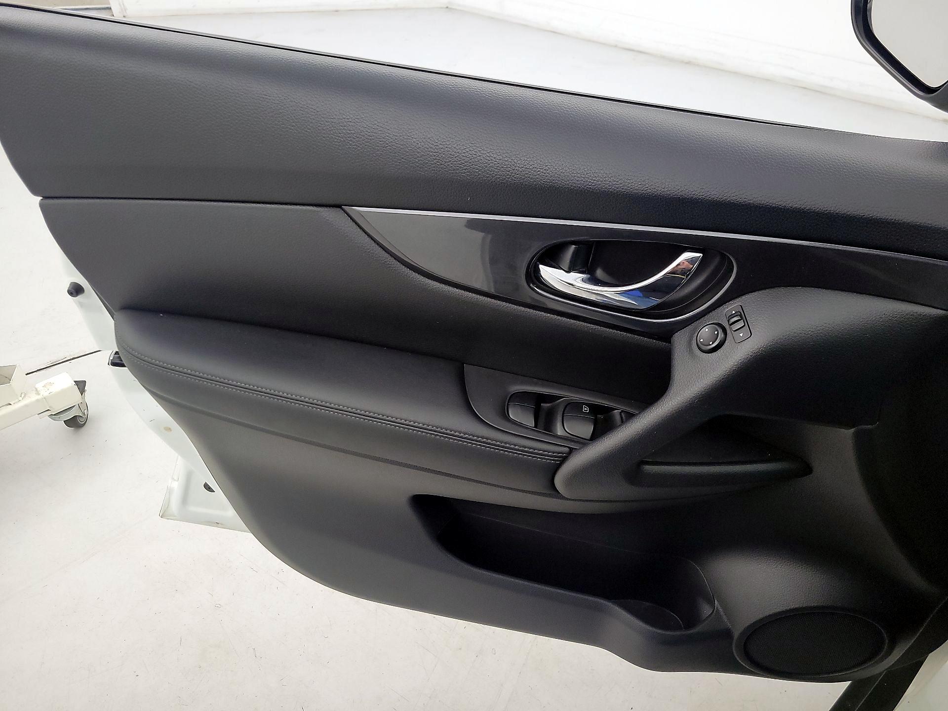 Thumbnail: 2017 Nissan Rogue - 12