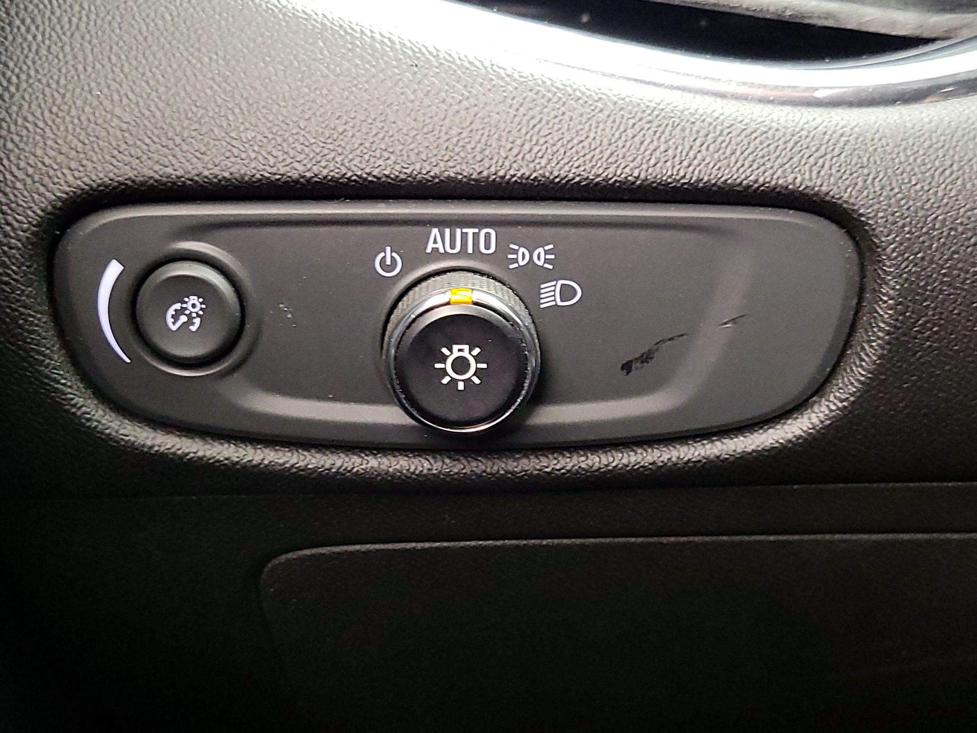 Thumbnail: 2017 Chevrolet Malibu - 13