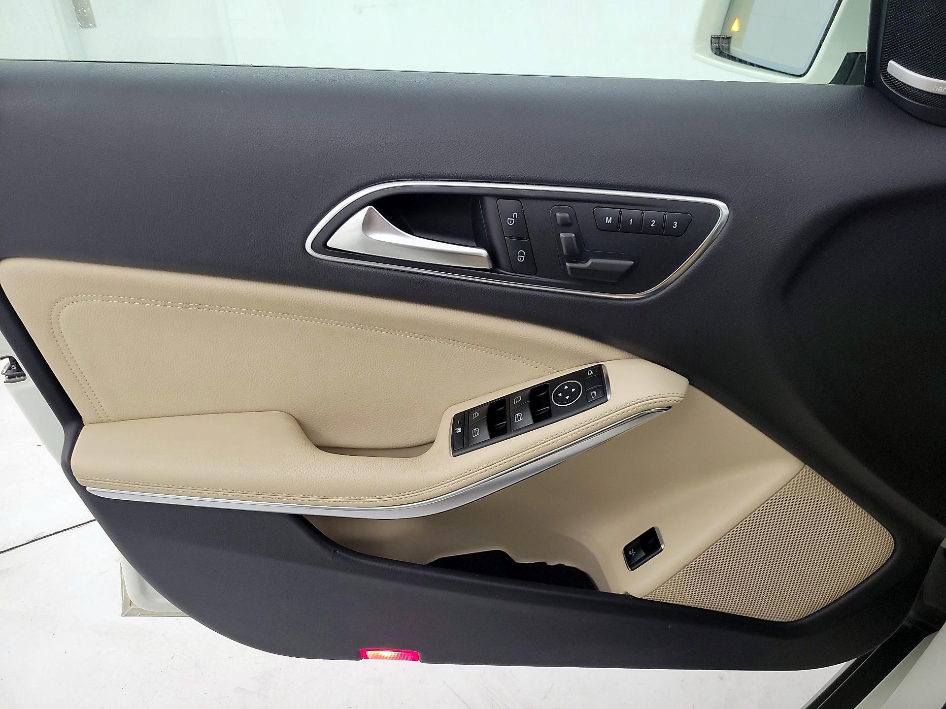 Thumbnail: 2016 Mercedes-Benz GLA - 12