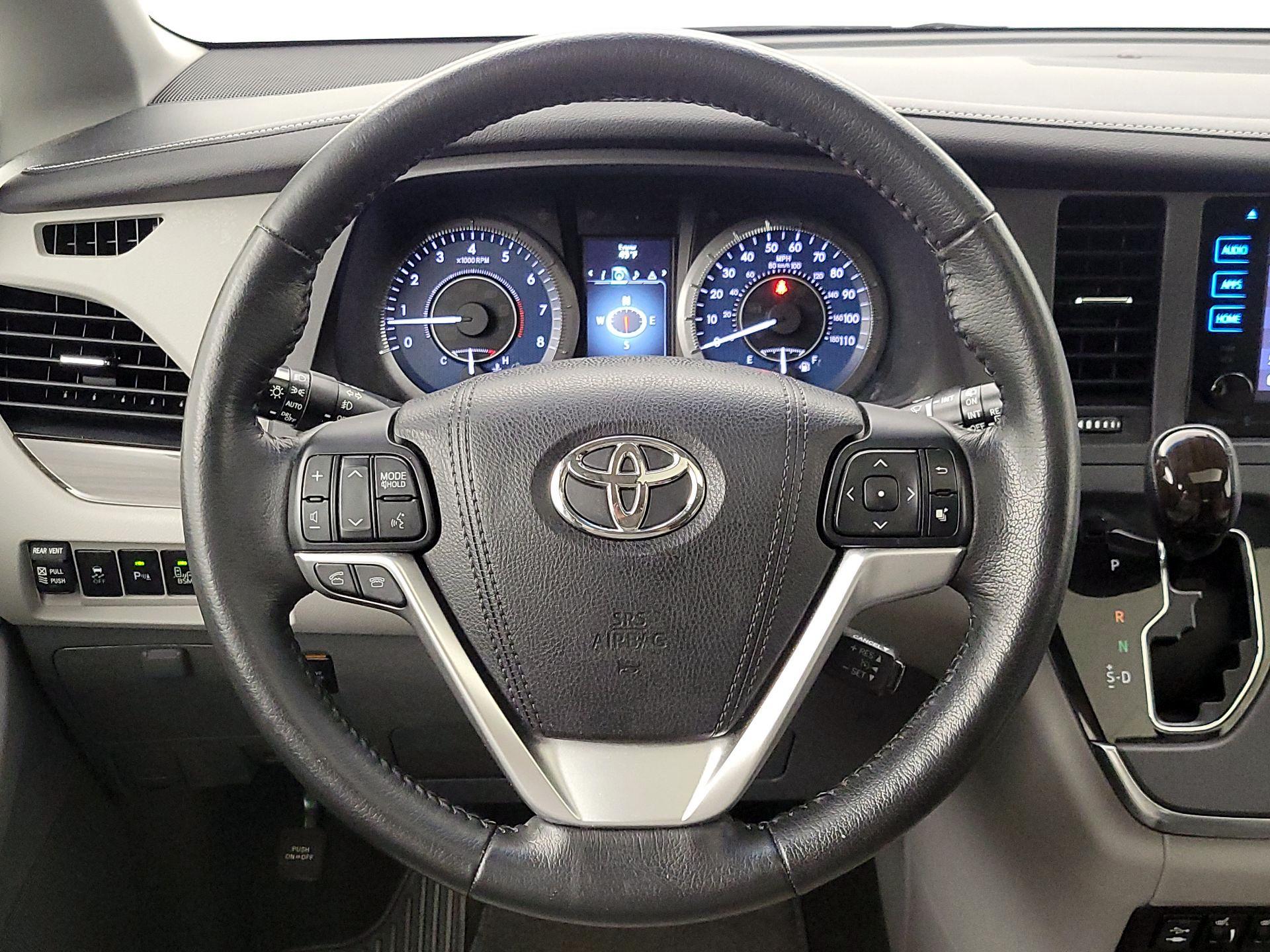 Thumbnail: 2015 Toyota Sienna - 10