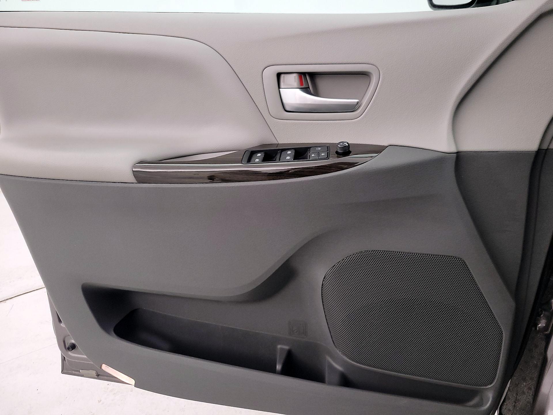 Thumbnail: 2015 Toyota Sienna - 12